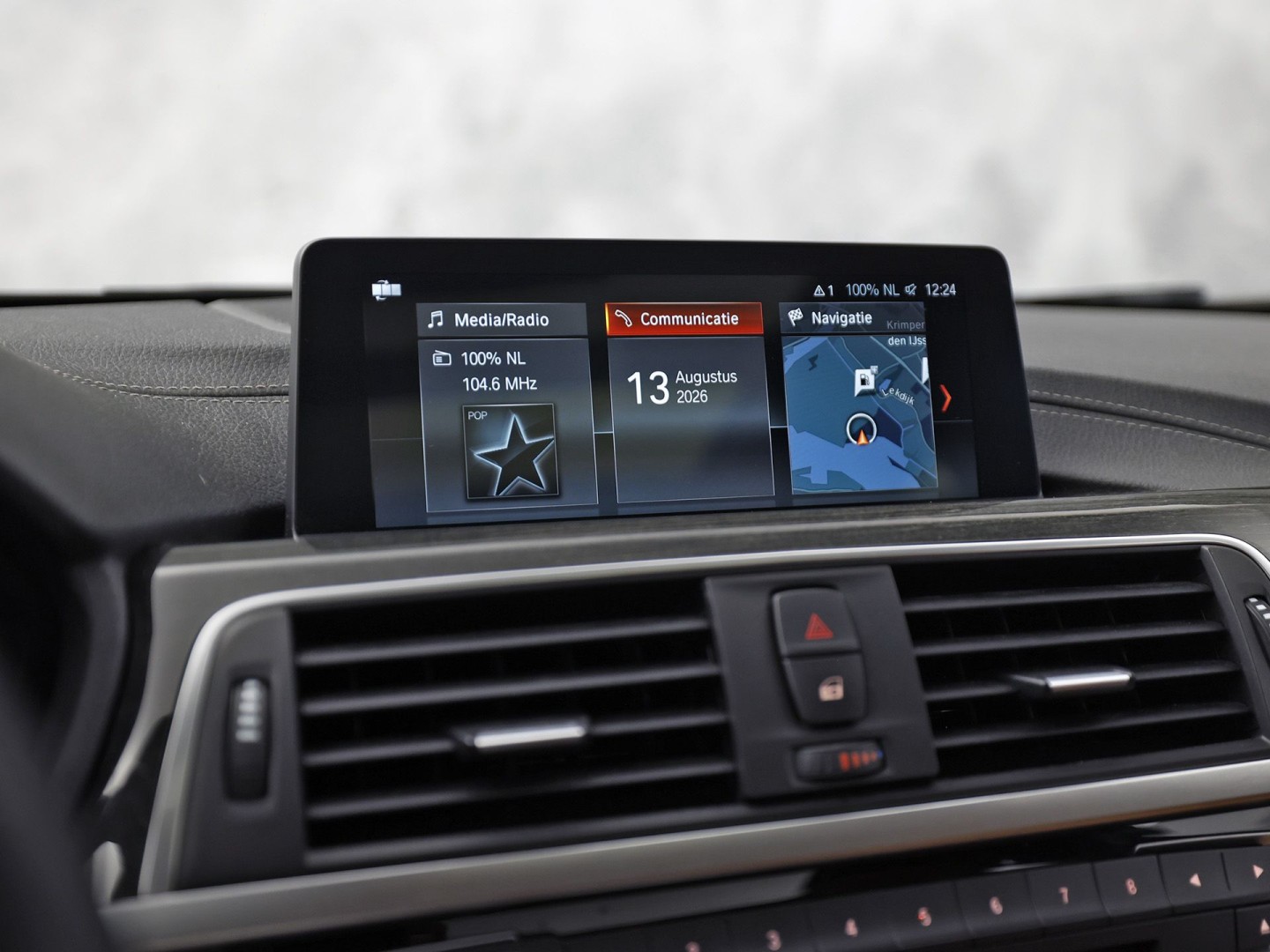 BMW 3 Serie 318i M Sport Automaat (PANORAMADAK, M PAKKET, GROOT NAVI, CAMERA, DEALER ONDERHOUDEN, COGNAC LEDER, SPORTSTOELEN, STOELVERWARMING, VIRTUAL COCKPIT, NIEUWSTAAT)