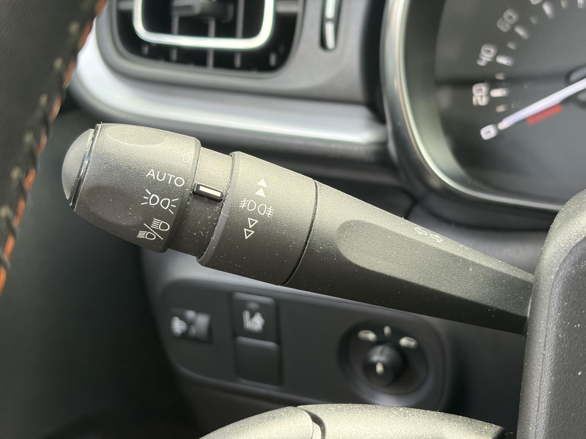 Citroen C3 1.2 PureTech Shine ✓Dealer Onderhouden✓2e Eigenaar✓Carplay✓Camera✓Navi✓Clima✓Cruise✓Pdc V+A✓Keyless✓Halfleder✓Trekhaak✓Rijstrooksensor✓Dodehoeksensor✓17'' Lm velgen✓N.A.P✓Nieuwe Apk bij Aflevering