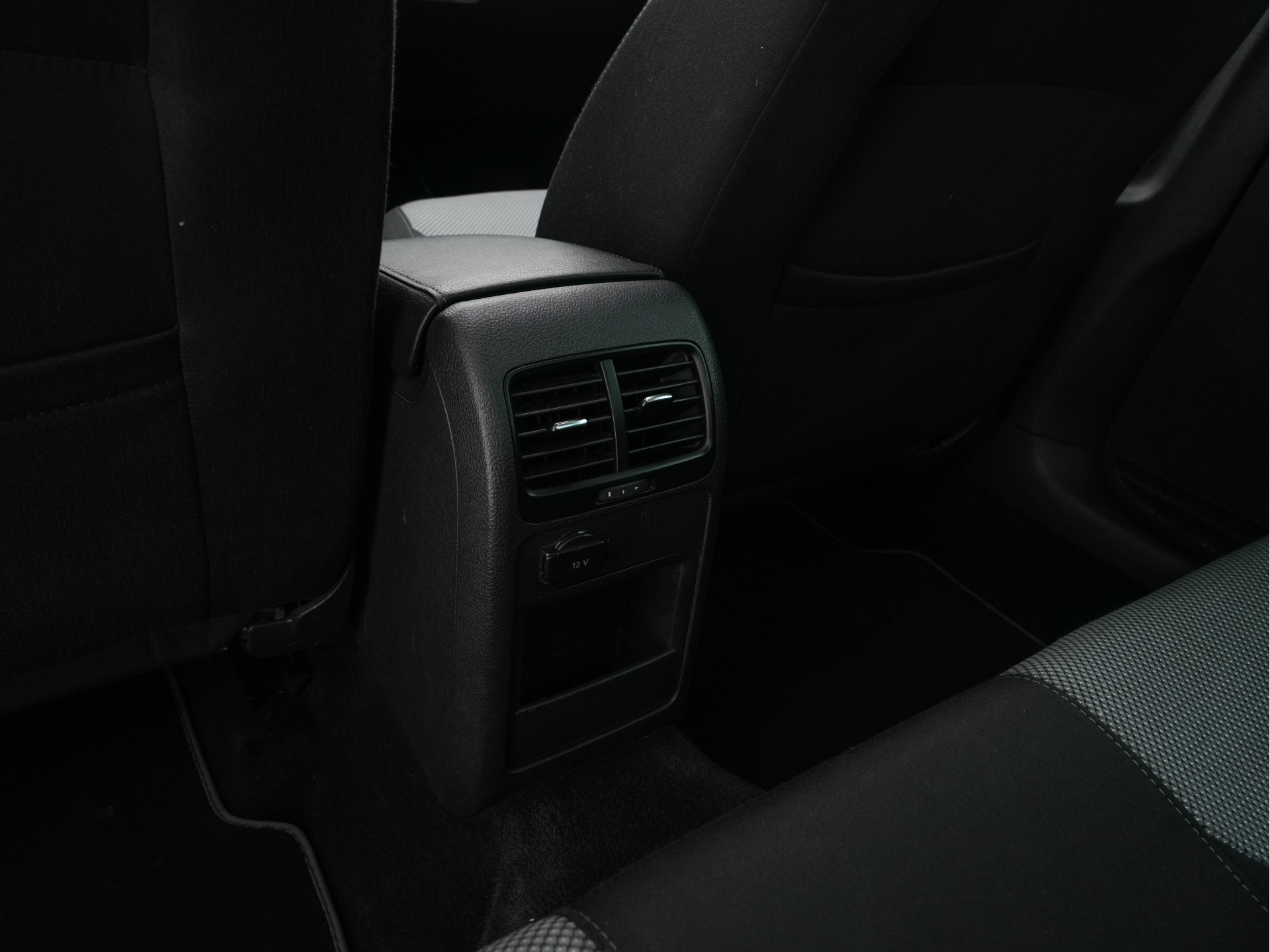 Volkswagen Jetta 1.4 TSI Hybrid Highline Executive-Pack Aut. *PANO | BI-XENON | NAVI-FULLMAP | CAMERA | HEATED-COMFORTSEATS | ECC | PDC | PRIVACY-GLASS | CRUISE | RADIO-CD | SHIFT-PADDLES | 17''ALU*