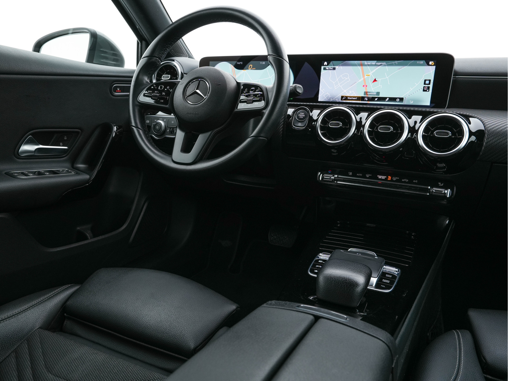 Mercedes-Benz A-klasse 180 Advantage Style-Pack (INCL-BTW) Aut. *WIDESCREEN-DIGI-COCKPIT | LEATHER-MICROFIBRE | CAMERA | NAVI-FULLMAP | ECC | PDC | CRUISE | CARPLAY | HEATED-SPORTSEATS | CARBON-INLAY | DAB | SHIFT-PADDLES | 16"ALU*