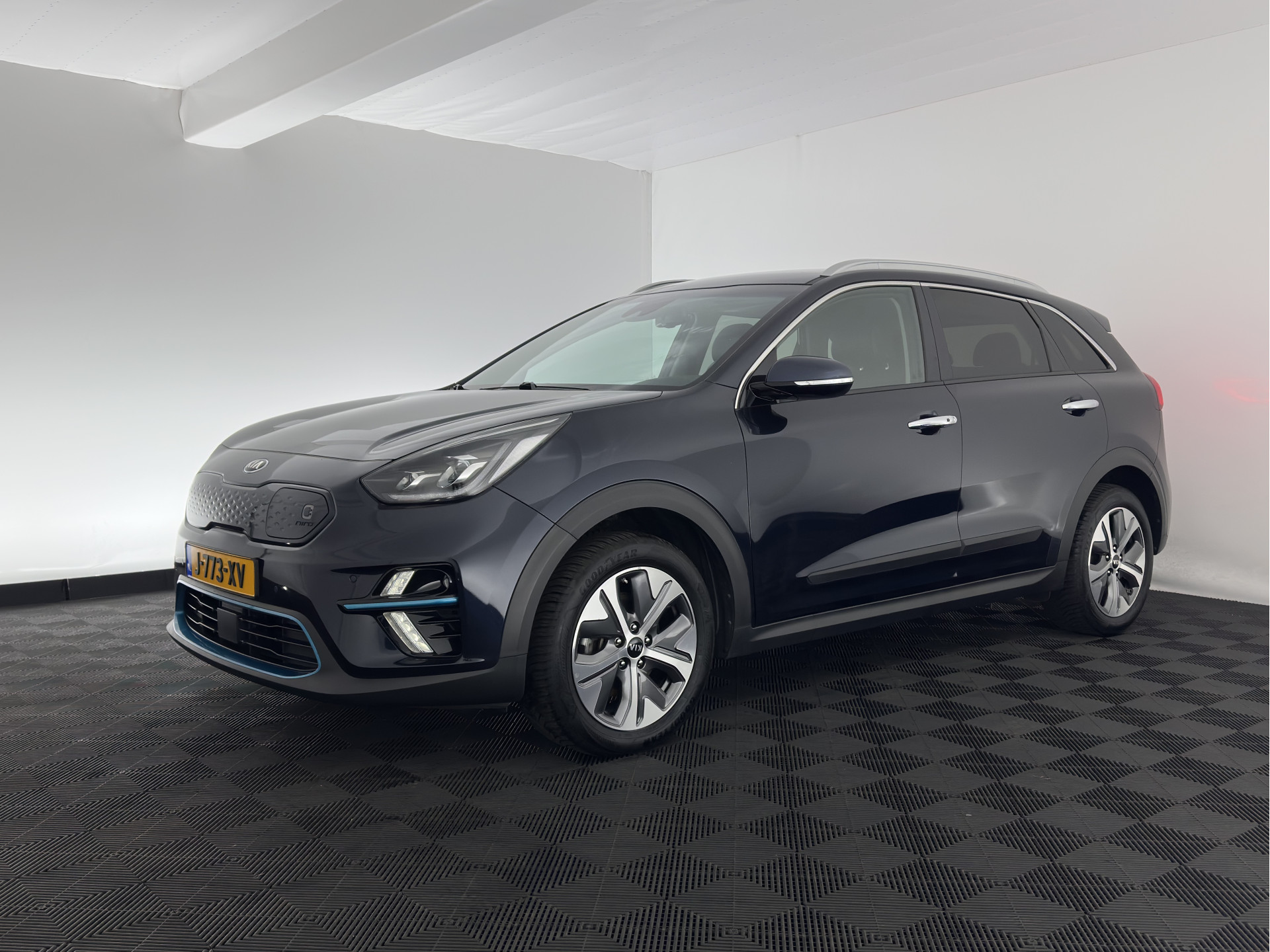 Kia e-Niro ExecutiveLine 64 kWh [ 3-Fase ] {SOH-100%} (INCL-BTW)  Aut.*HEATPUMP | LEATHER | FULL-LED | NAVI-FULLMAP | ADAPTIVE-CRUISE | CAMERA | MEMORY-PACK | LANE-ASSIST | KEYLESS | DIGI-COCKPIT | PRIVACY-GLASS | 17"ALU*