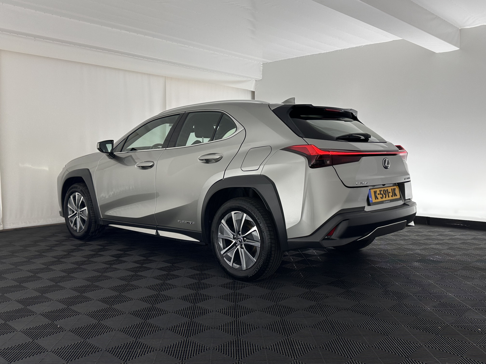 Lexus UX 300e Business 54 kWh (INCL-BTW) *HEATPUMP | MICROFIBRE | DIGI-COCKPIT | FULL-LED | NAVI-FULLMAP | DAB+ | KEYLESS | CAMERA | COMFORTSEATS | ECC | CARPLAY | SHIFTPADDLES | BLINDSPOT | ADAPTIVE-CRUISE | 17''ALU*