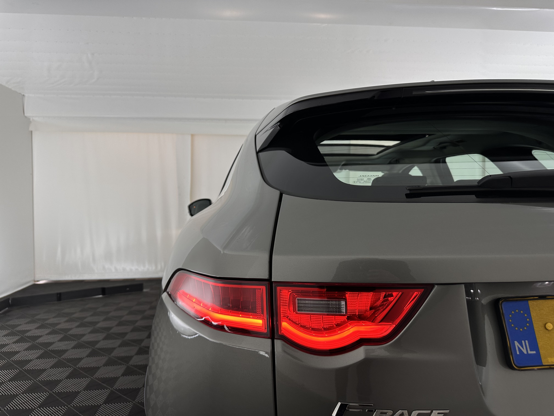 Jaguar F-PACE 3.0d First Edition AWD (INCL-BTW) Aut. *PANO | LEATHER | XENON | MEMORY-PACK | DIGI-COCKPIT | MERIDIAN-SOUND | NAVI-FULLMAP | CAMERA | HEATED-COMFORTSEATS | AMBIENTLIGHT | SHIFTPADDLES | ECC | PDC | CRUISE | TOWBAR