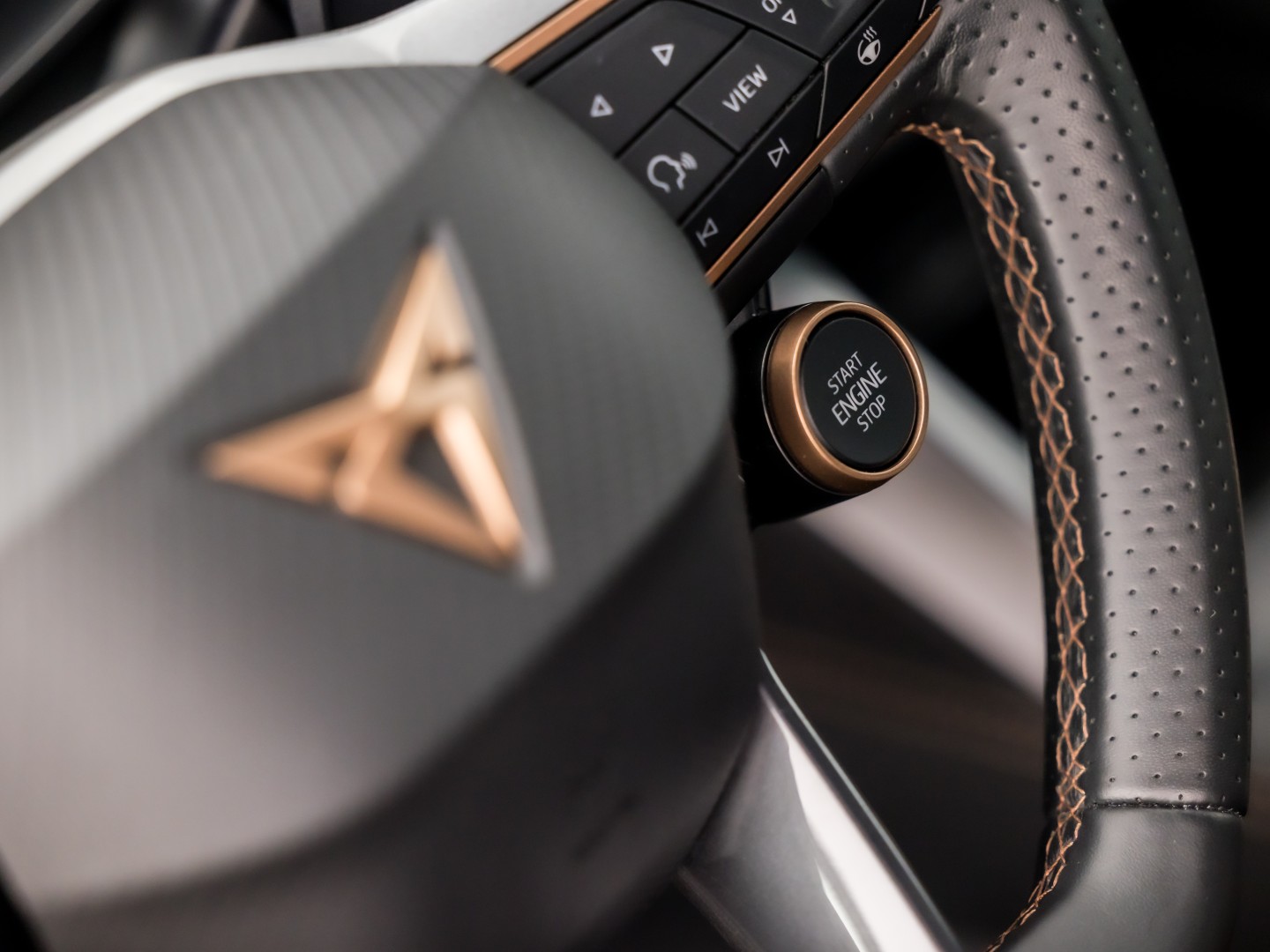 CUPRA Leon 1.5 TSI Sport 150Pk Automaat (APPLE CARPLAY, GROOT NAVI, KUIPSTOELEN, SENNHEISER AUDIO, CAMERA, STUUR/STOELVERWARMING, GETINT GLAS, NIEUWSTAAT)