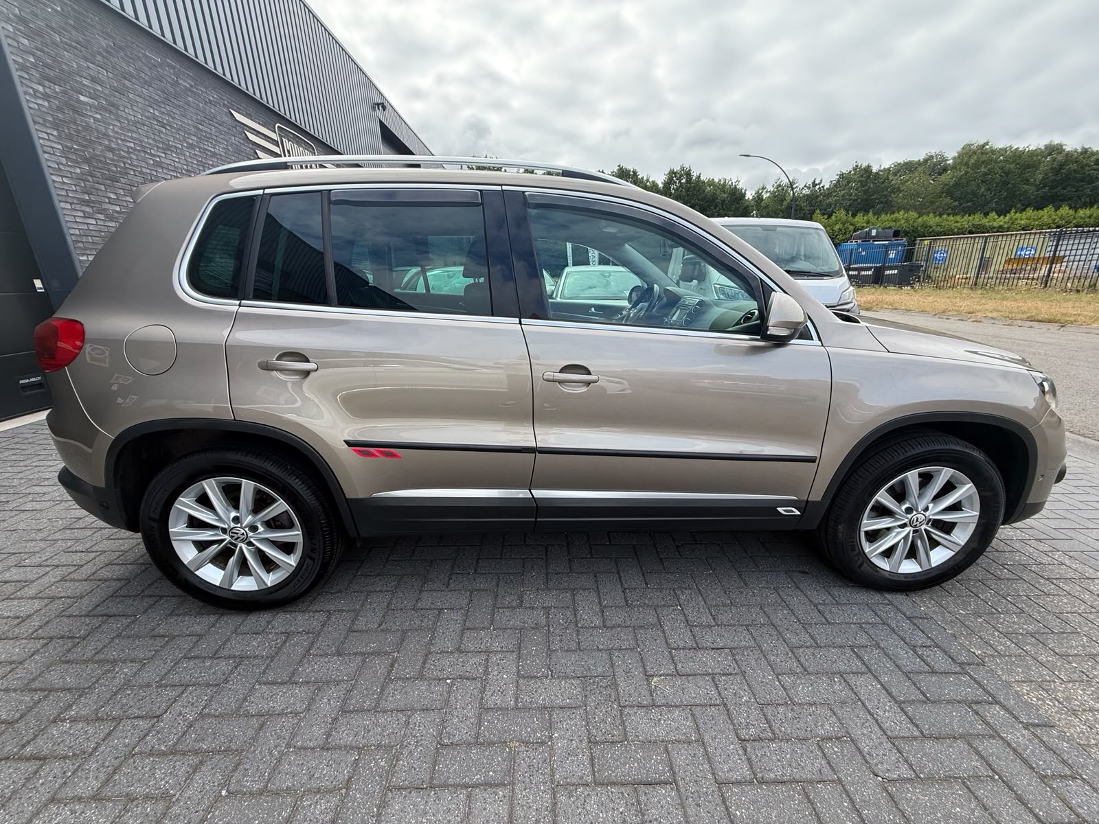 Volkswagen Tiguan 1.4 TSI Sport&Style | 1E EIGENAAR | 3/6/12MND GARANTIE | NAVI | PDC | 160 PK | LAGE KM |
