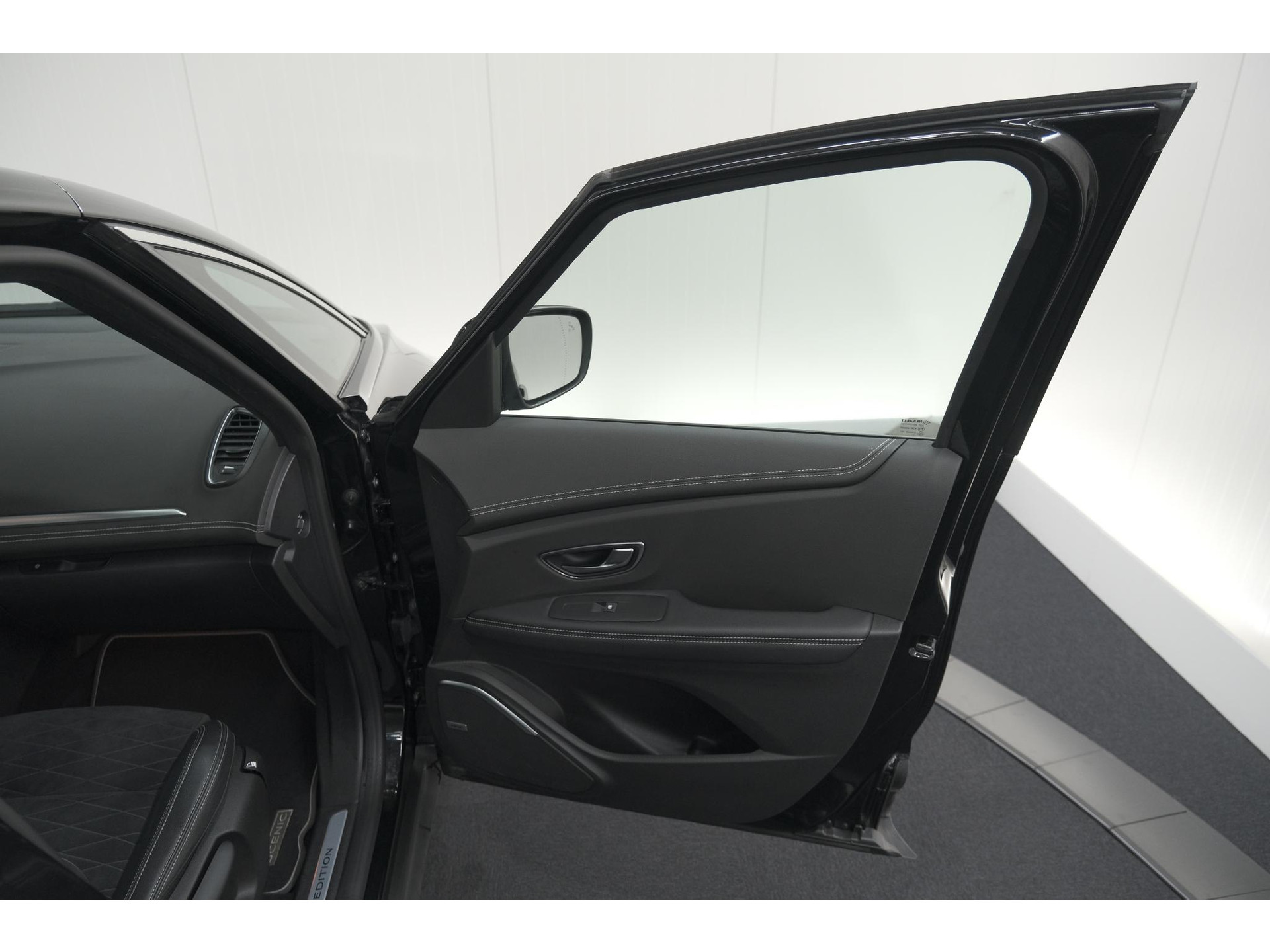 Renault Scénic TCE 160 EDC Black Edition | Trekhaak | Adaptieve Cruise Control | BOSE Premium Audio | Panoramadak