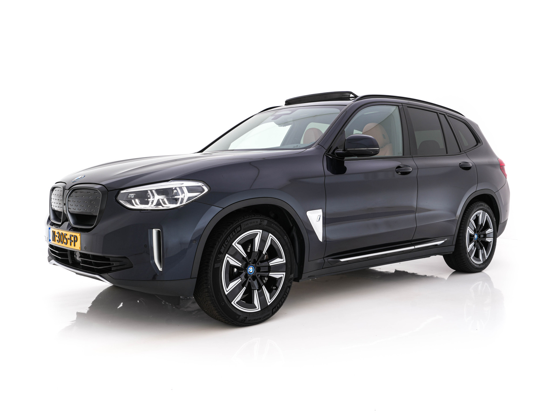 BMW iX3 High Executive 80 kWh [ 3-Fase ] {SOH-98%} (INCL-BTW) Aut. *PANO | LEATHER | HARMAN/KARDON | FULL-LED | BLINDSPOT | MEMORY-PACK | DIGI-COCKPIT | HEATED-SPORTSEATS | KEYLESS | TOPVIEW | DAB+ | NAVI-FULLMAP | HEAD-UP | ...