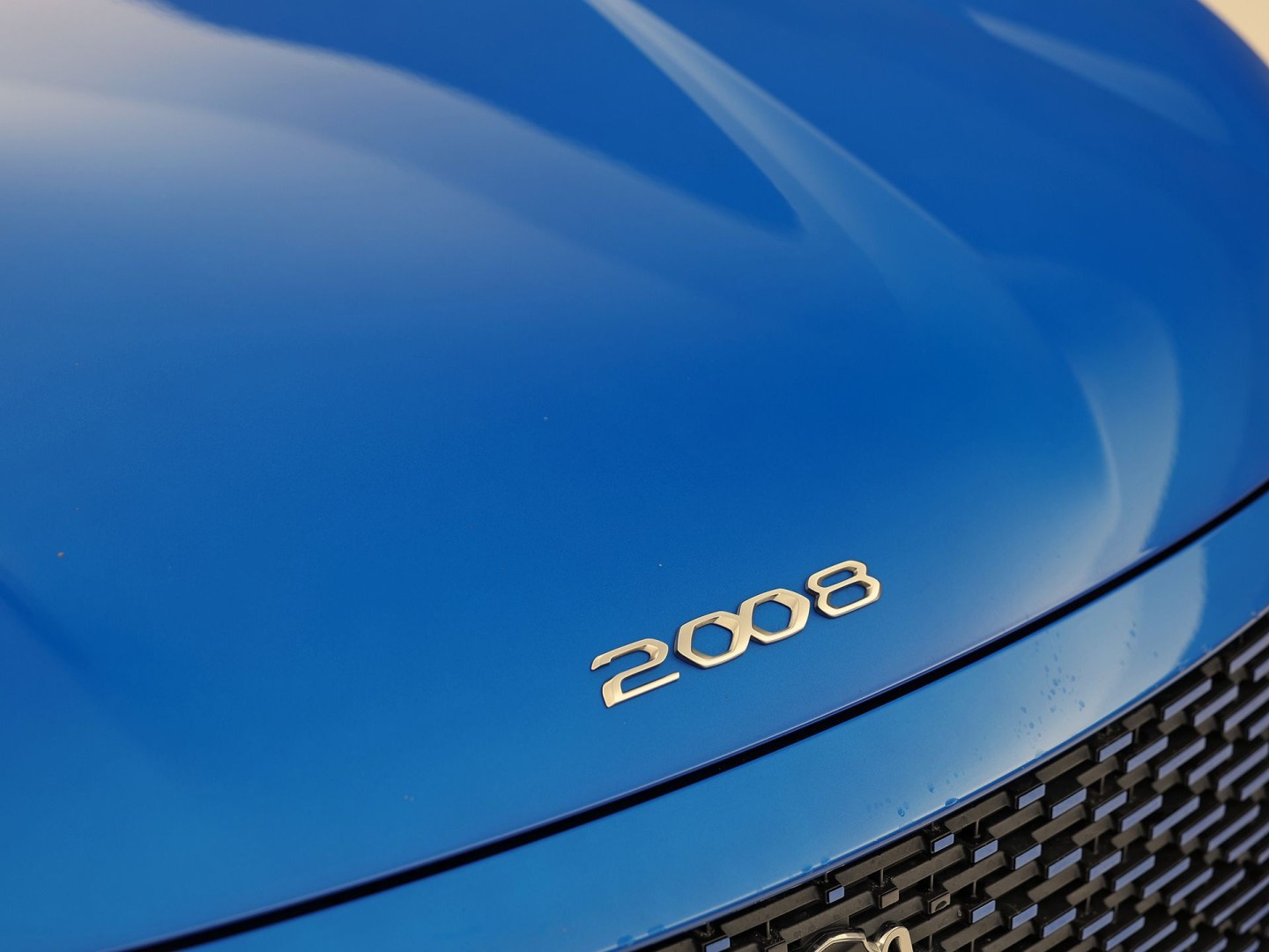 Peugeot e-2008 EV Blue Sport Allure 50 kWh Automaat (SOH 91,2%, APPLE CARPLAY, GROOT NAVI, 360 CAMERA, SPORTSTOELEN, GETINT GLAS, KEYLESS, NIEUWSTAAT)