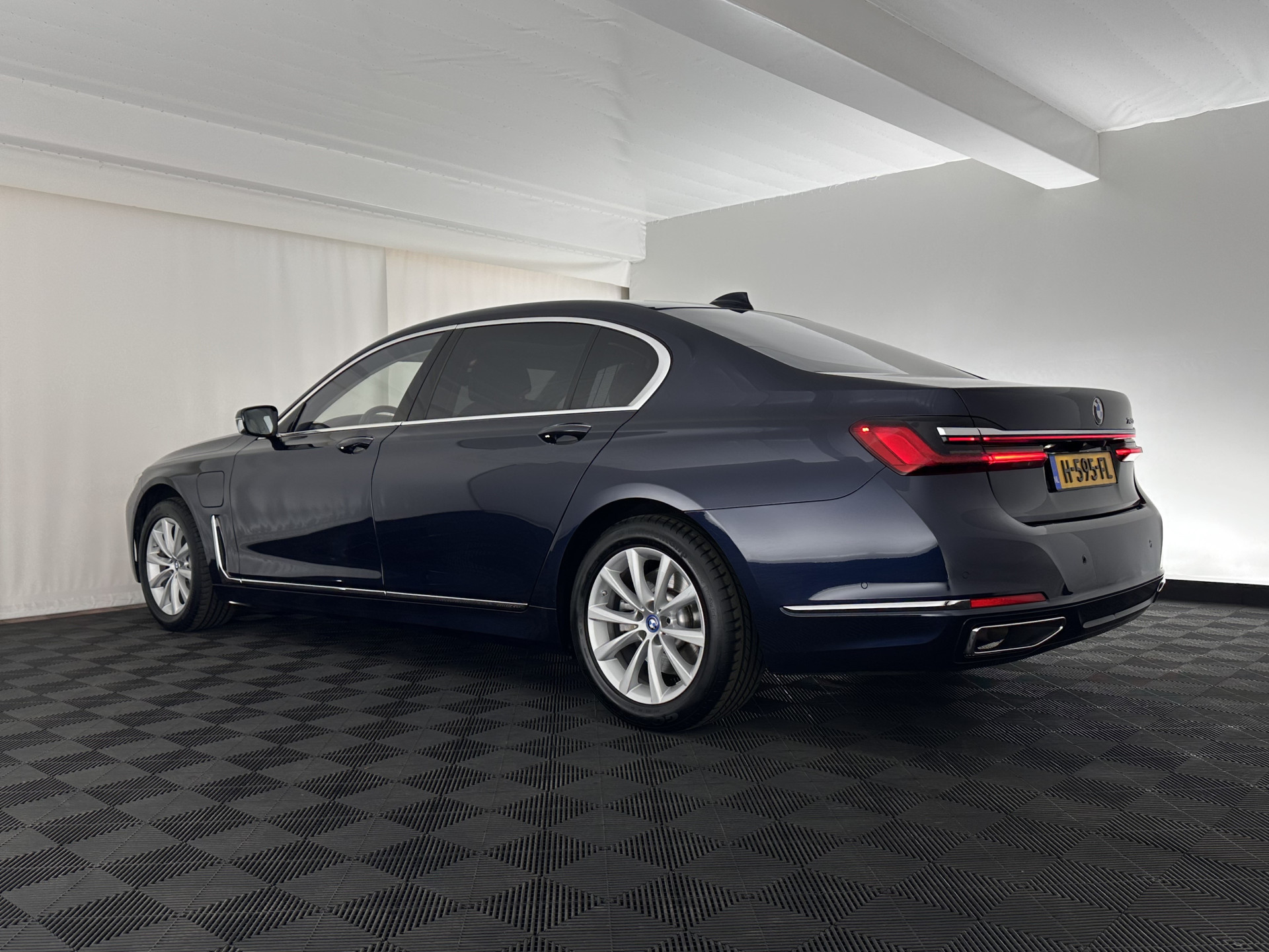 BMW 7-serie 745Le (Plug-in) (INCL-BTW) *PANO | LEATHER | FULL-LED | HEAD-UP | BLINDSPOT | MEMORY-PACK | DIGI-COCKPIT | KEYLESS | DAB+ | CAMERA | HEATED-COMFORTSEATS | AMBIENTLIGHT | CARPLAY | SHIFTPADDLES | 18''ALU*