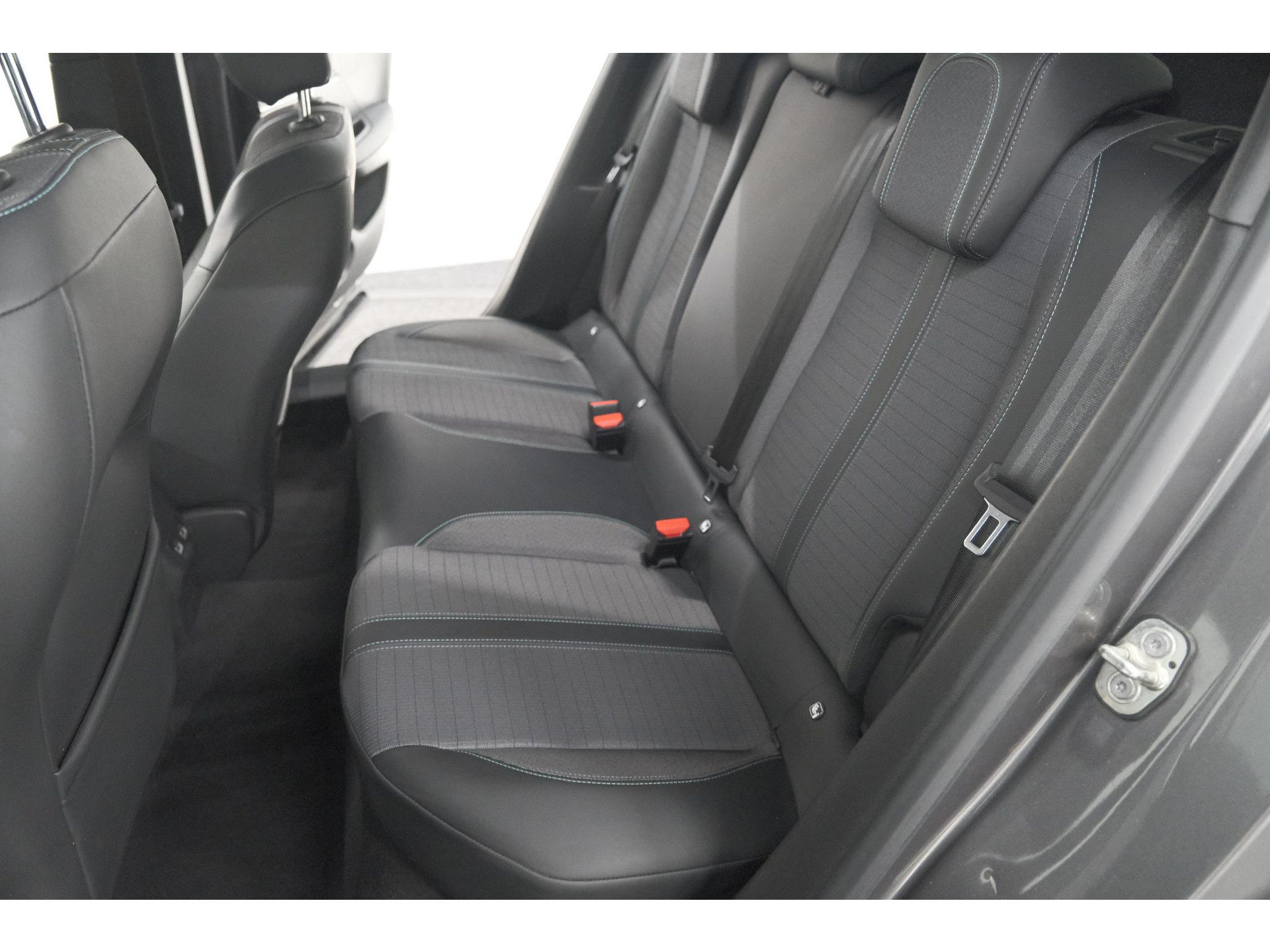 Peugeot 2008 PureTech 130 EAT8 Allure Pack | Stoelverwarming | Adaptieve Cruise Control | Camera