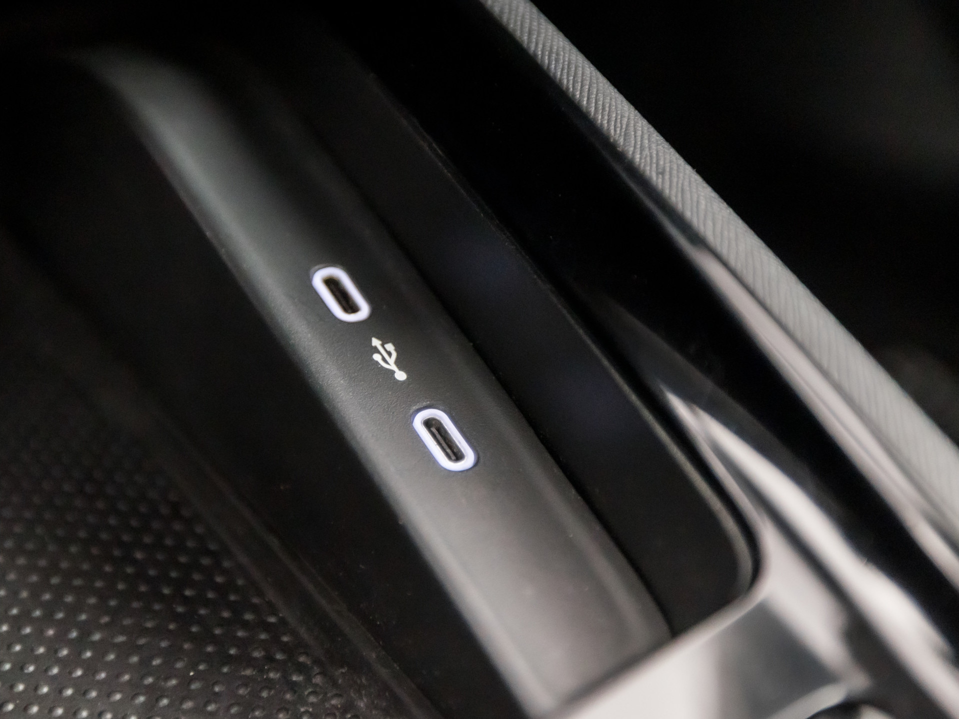 Škoda Kamiq 1.0 TSI Ambition Sport Automaat (APPLE CARPLAY, GROOT NAVI, CLIMATE, GETINT GLAS, STOELVERWARMING, SPORTSTOELEN, PARKEERSENSOREN, GETINT GLAS, NIEUWSTAAT)