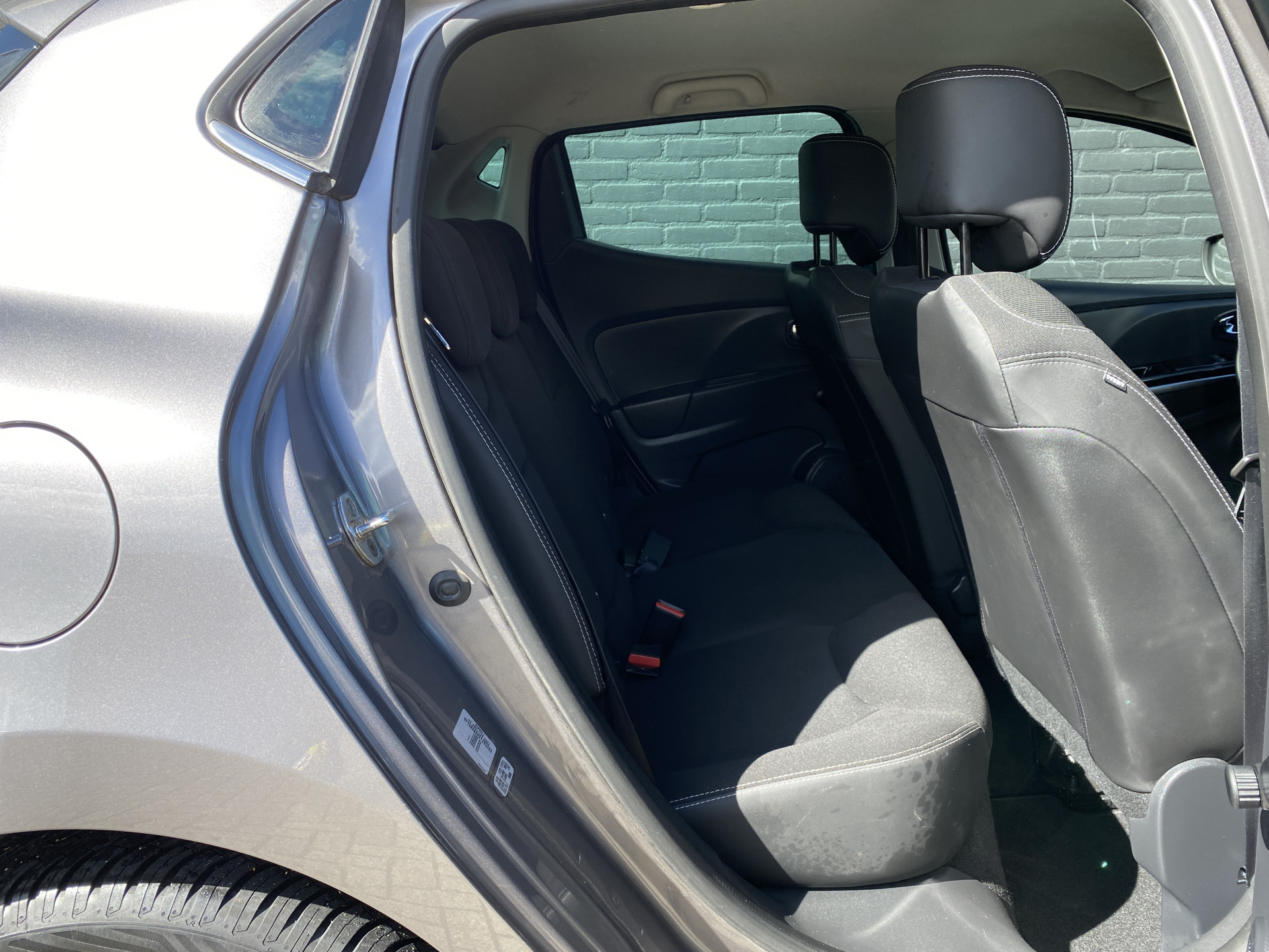 Renault Clio 0.9 TCe ECO Night&Day 90 pk | dealer onderh. | navigatie | cruise control | parkeersensor | privacy glas | airco | NL auto