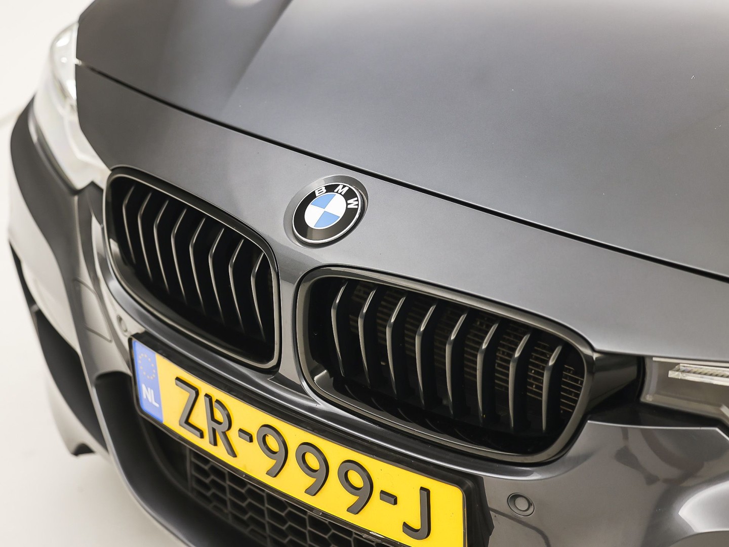 BMW 3 Serie 318i M Sport Automaat (PANORAMADAK, M PAKKET, GROOT NAVI, CAMERA, DEALER ONDERHOUDEN, COGNAC LEDER, SPORTSTOELEN, STOELVERWARMING, VIRTUAL COCKPIT, NIEUWSTAAT)