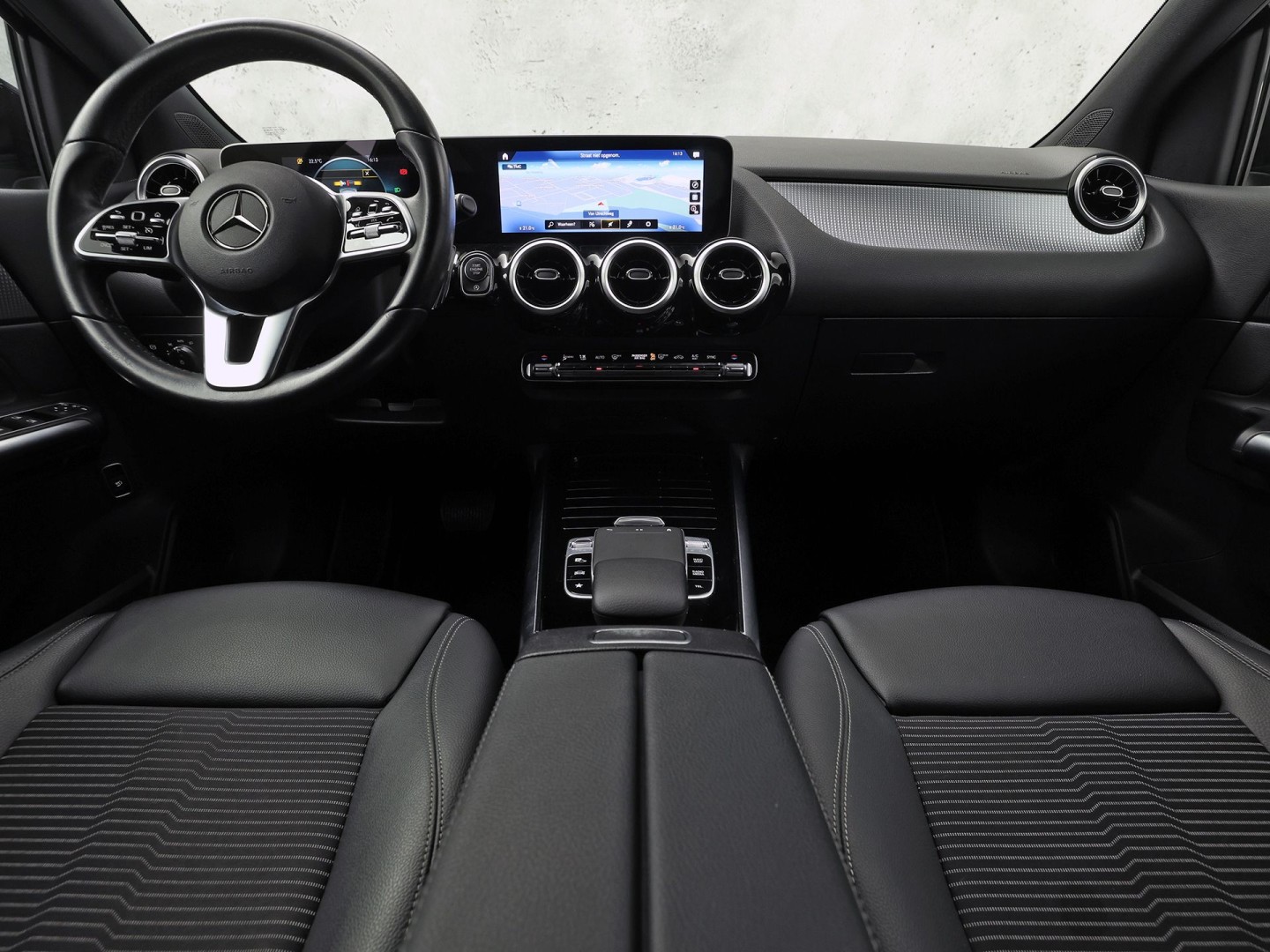 Mercedes-Benz B-Klasse 200 Business Solution Luxury 163Pk Automaat (GROOT NAVI, LEDER, CAMERA, GETINT GLAS, SPORTSTOELEN, STOELVERWARMING, TREKHAAK, NIEUWE APK, NIEUWSTAAT)