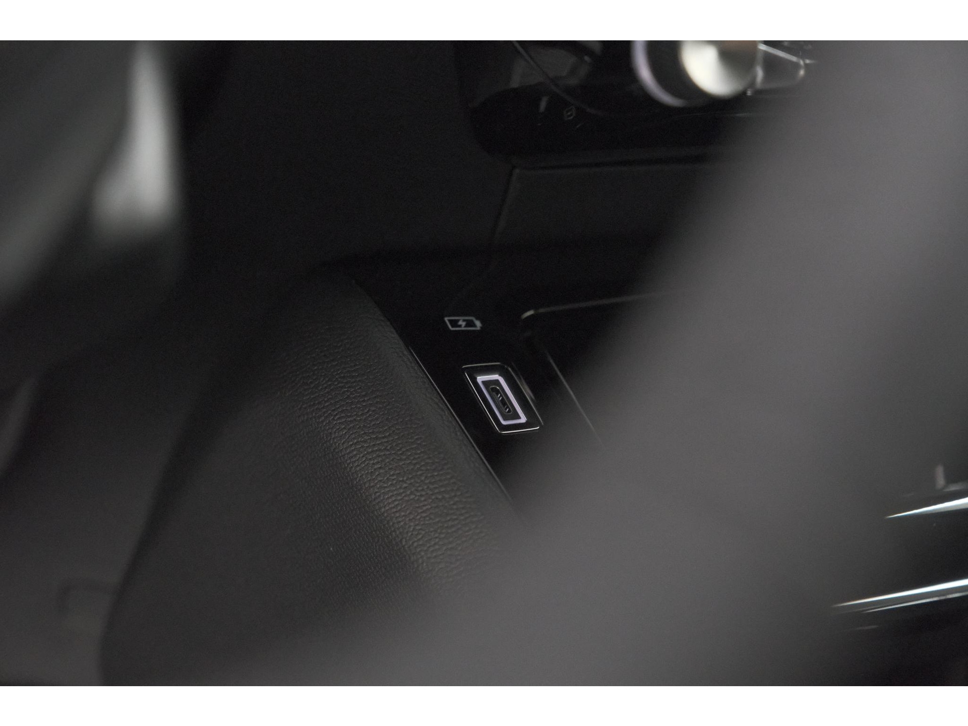 Peugeot e-2008 EV Allure 54 kWh | 11 KW Lader | Warmtepomp | Apple Carplay | Parkeersensoren