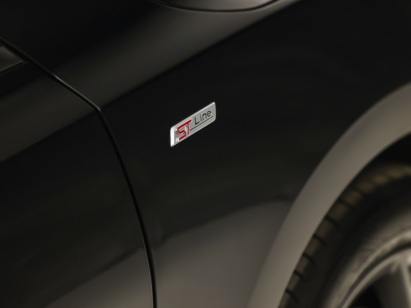 Ford Focus Wagon 1.0 EcoBoost ST Line (APPLE CARPLAY, GROOT NAVI, STUUR/STOELVERWARMING, KEYLESS, GETINT GLAS, SPORTSTOELEN, CRUISE, PARKEERSENSOREN, NIEUWSTAAT)
