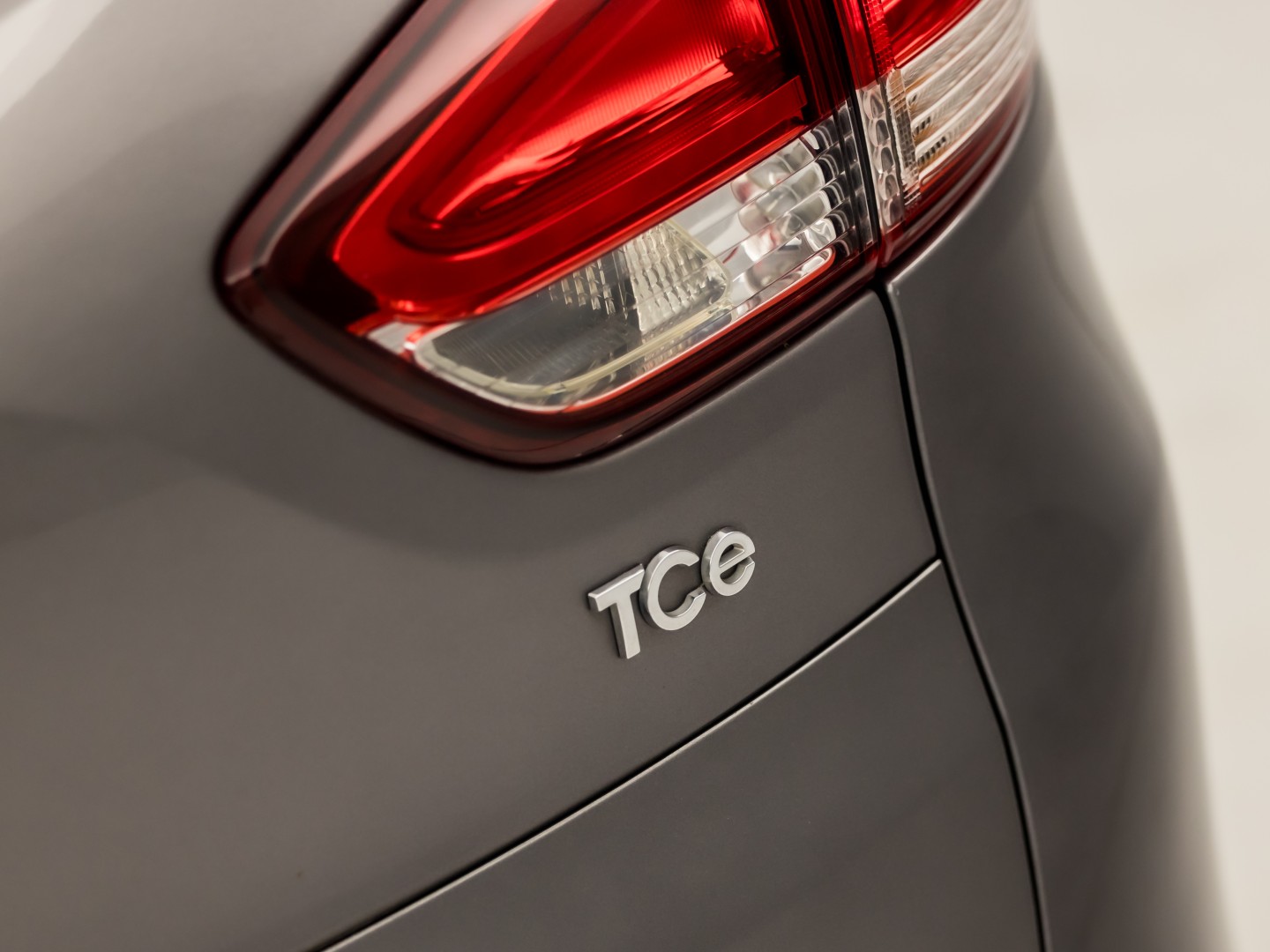 Renault Clio Estate 0.9 TCe Dynamic Sport (NAVIGATIE, LM VELGEN, GETINT GLAS, SPORTSTOELEN, CRUISE, PARKEERSENSOREN, NIEUWE APK, NIEUWSTAAT)