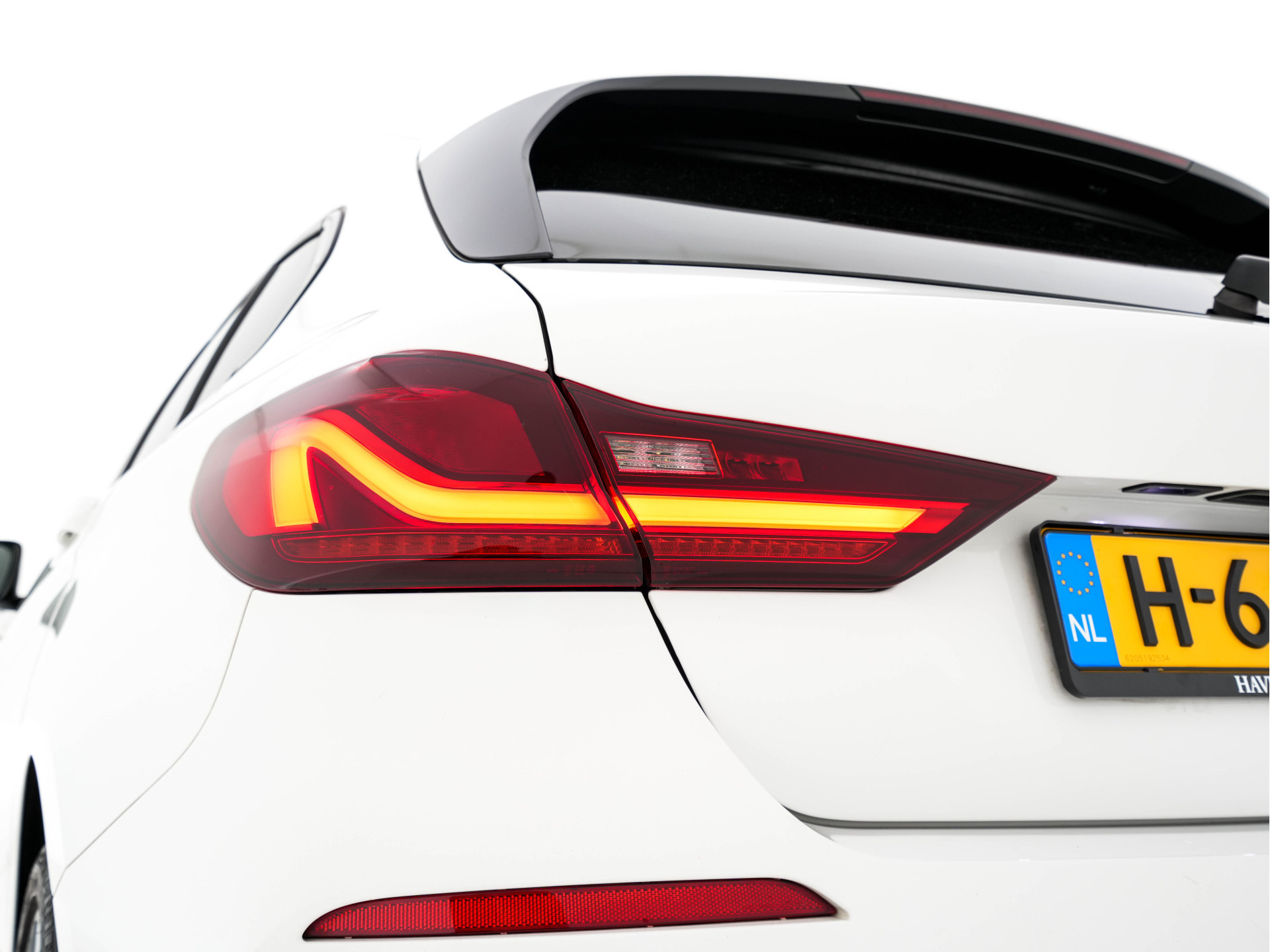 BMW 1-serie 118i High Executive Edition Sport-Line (INCL-BTW) *LEATHER | DIGI-COCKPIT | HARMAN/KARDON-AUDIO | FULL-LED | KEYLESS | NAVI-FULLMAP | DAB | CAMERA | ECC | CARPLAY | PDC | AMBIENT-LIGHT | CRUISE | SPORT-SEATS | 17"ALU*