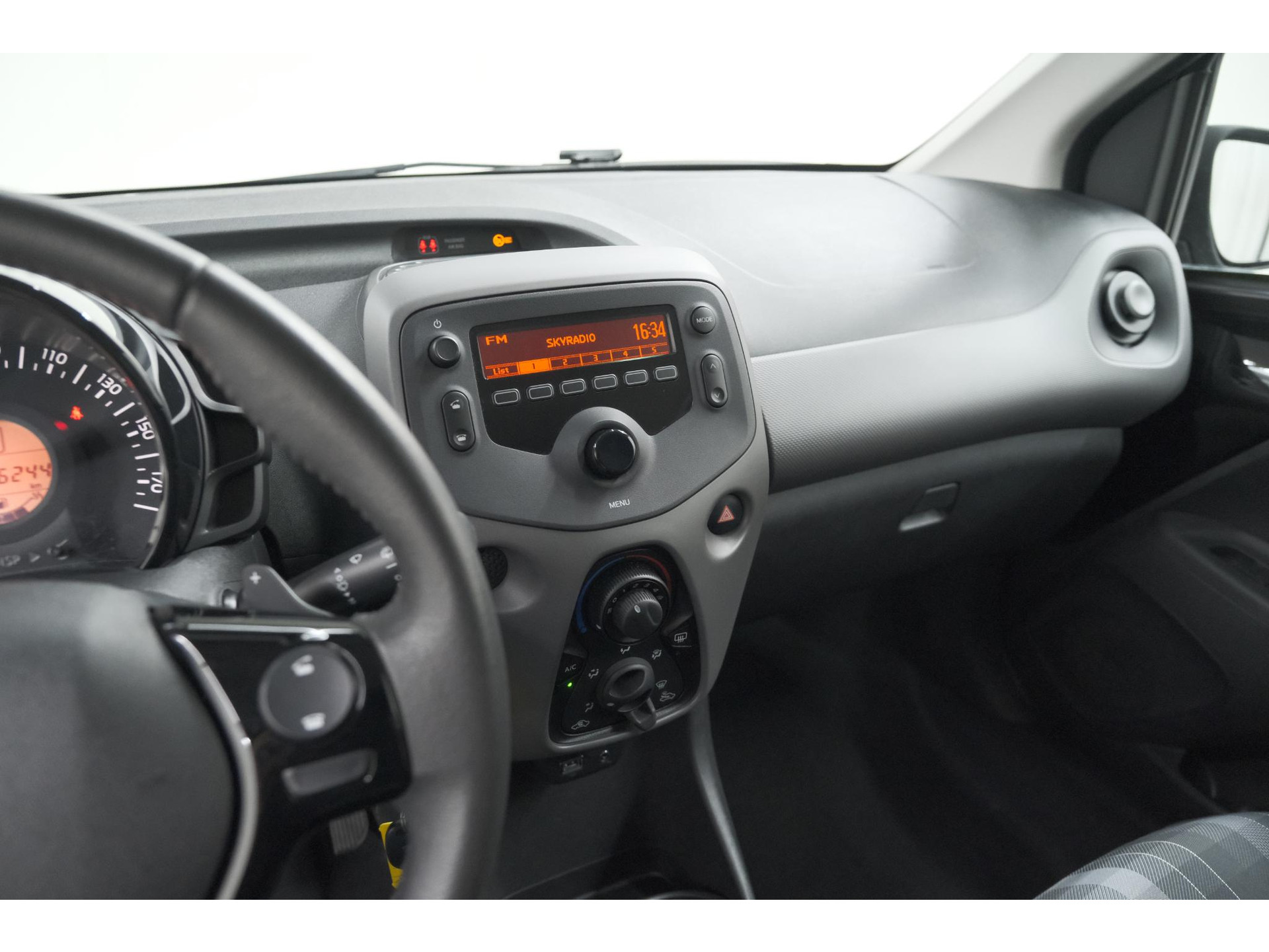 Peugeot 108 1.0 e-VTi Active | Unieke Auto! | Automaat | Airco | Getint Glas | Bluetooth Radio | 5 Deurs