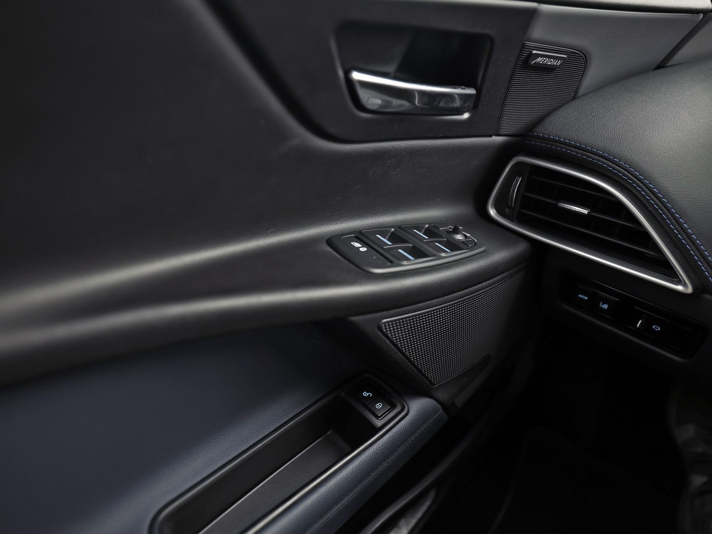 Jaguar XE 2.0 Portfolio 241Pk Automaat (NAVIGATIE, MERIDIAN AUDIO, LEDER, ELEK SPORTSTOELEN, LANE ASSIST, STUURWIEL VERWARMD, ZWART HEMEL, NIEUWSTAAT)