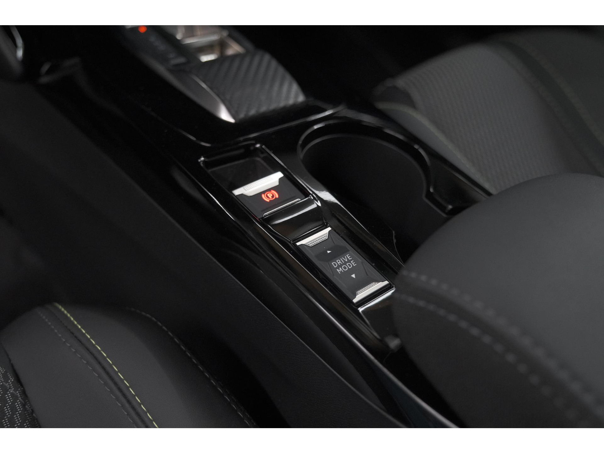 Peugeot 2008 1.2 Hybrid 136 GT | 360 Camera | Adaptieve Cruise Control | Navigatie | Dodehoekdetectie