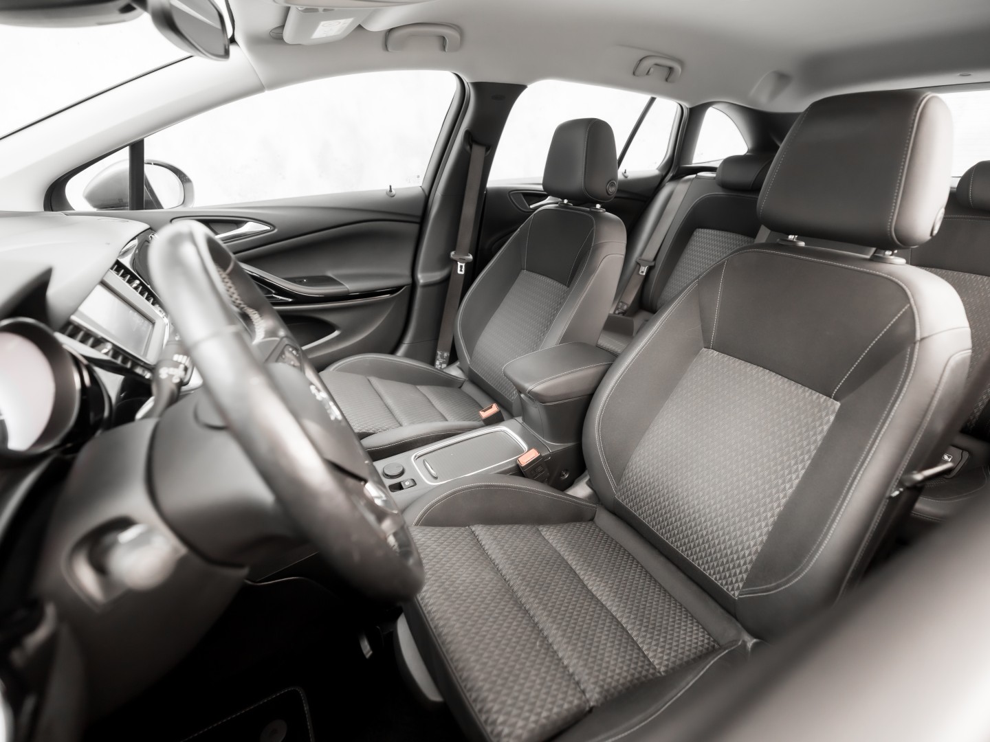 Opel Astra Sports Tourer 1.4 Turbo Innovation Sport 150Pk Automaat (APPLE CARPLAY, NAVIGATIE, CAMERA, STUUR/STOELVERWARMING, SPORTSTOELEN, ADAPTIVE CRUISE, LM VELGEN, NIEUWSTAAT)