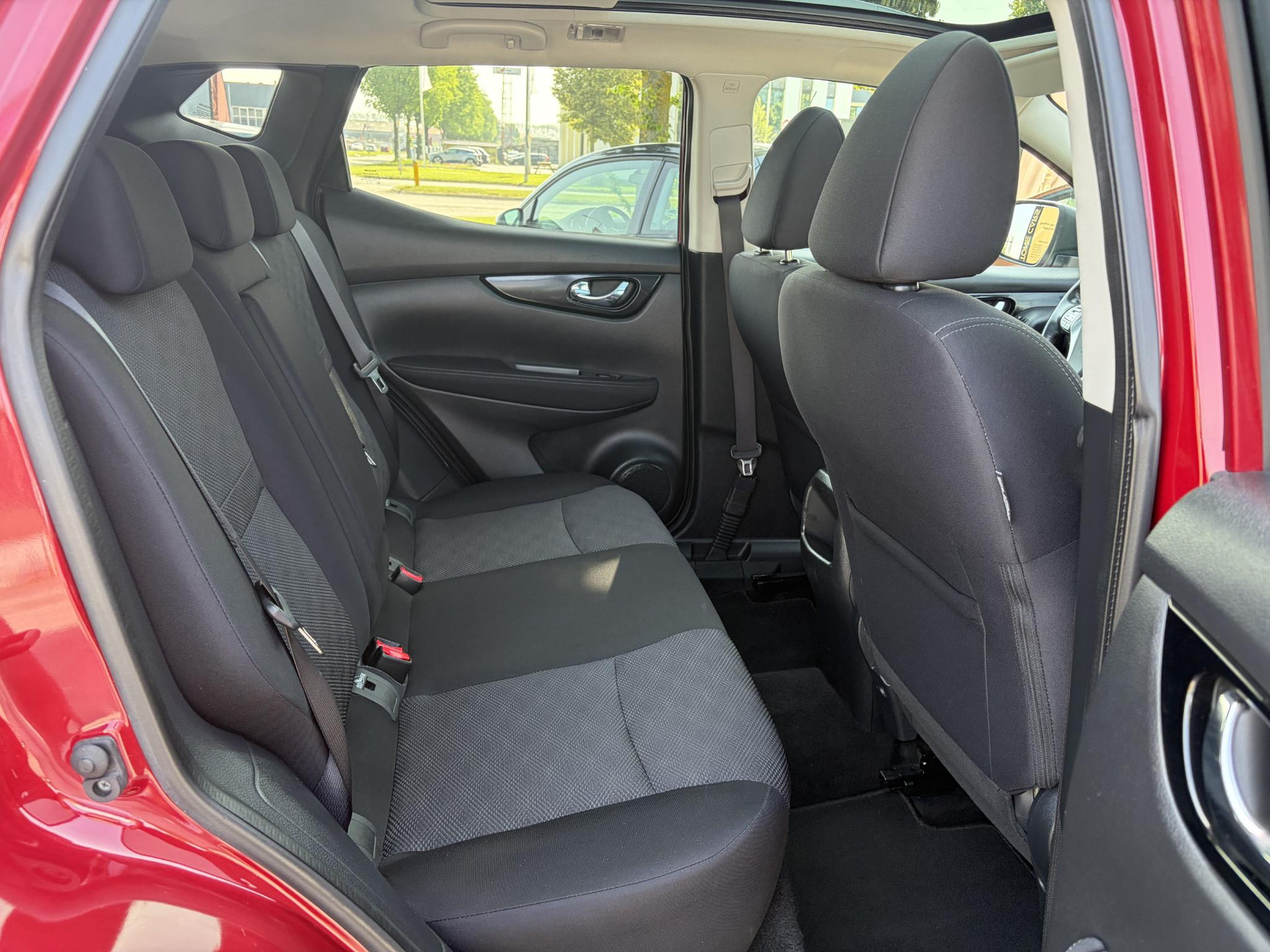 Nissan Qashqai 1.2 N-Connecta 360° Camera,Pano,Trekhaak,Navi,Clima,Cruise,Pdc V+A,Lm velgen,6 Bak,Dakrails,N.A.P,115pk,Apk tot 11-2026