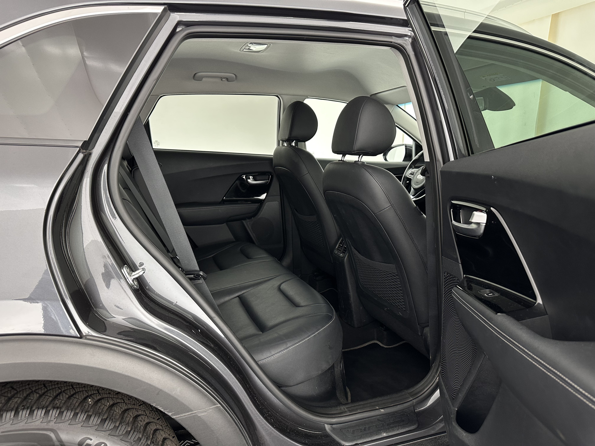 Kia Niro 1.6 GDi Hybrid Dynamic Plus Line (INCL-BTW) Aut. *LEATHER | FULL-LED | ADAPTIVE-CRUISE | BLINDSPOT | HEATED-COMFORTSEATS | CAMERA | KEYLESS | NAVI-FULLMAP | AMBIENTLIGHT | LANE-ASSIST | TOWBAR | 16''ALU*