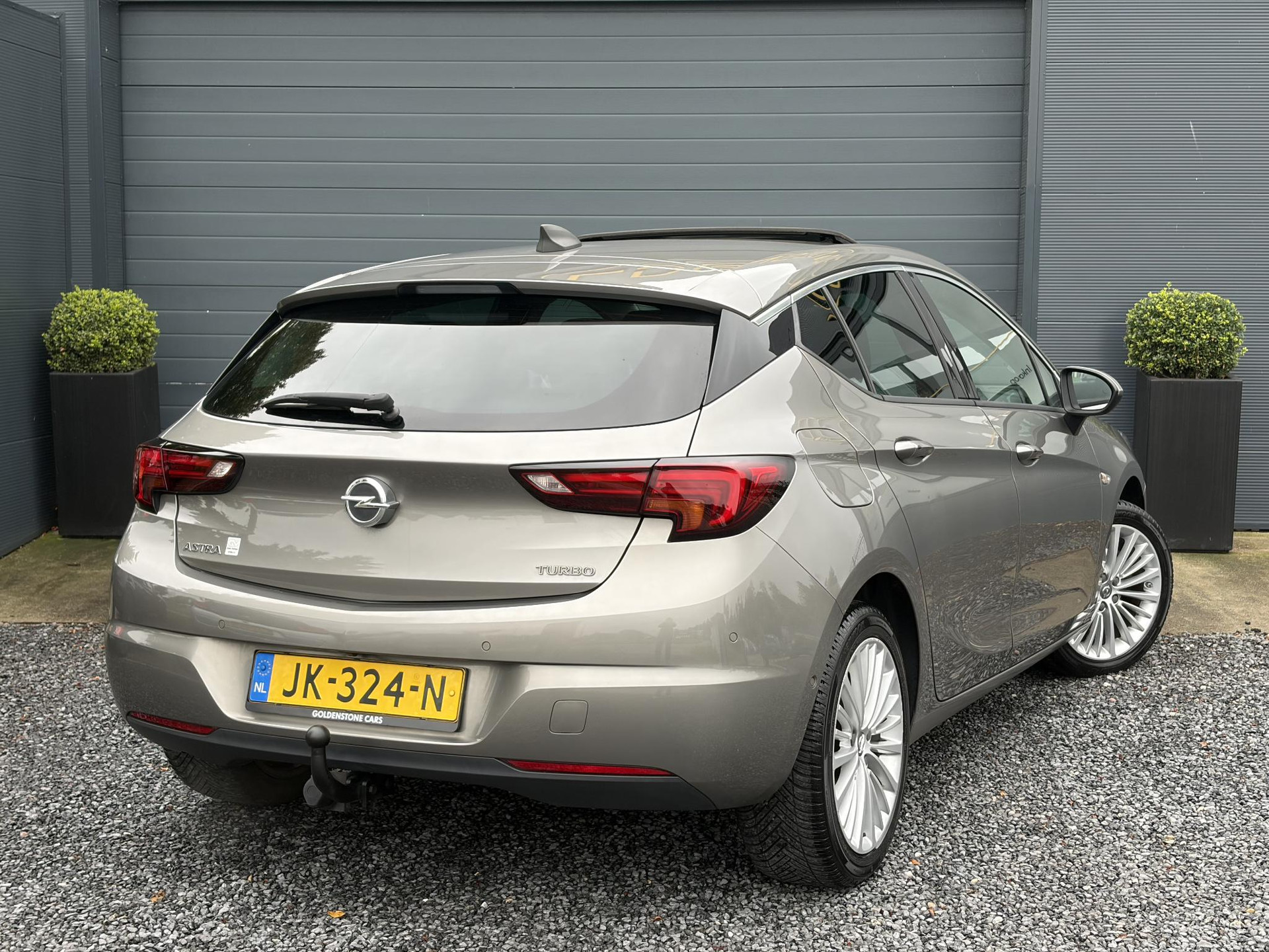 Opel Astra 1.4 Innovation ✓150pk✓Camera✓2e Eigenaar✓Carplay✓Pano✓Stoelverw✓Stuurverw✓Leder✓Navi✓Trekhaak✓Net beurt gehad✓Automaat✓Keyless✓Clima✓Cruise✓Pdc V+A✓105pk✓N.A.P✓17''Lm velgen✓Rijstrooksensor✓Apk tot 09-2027