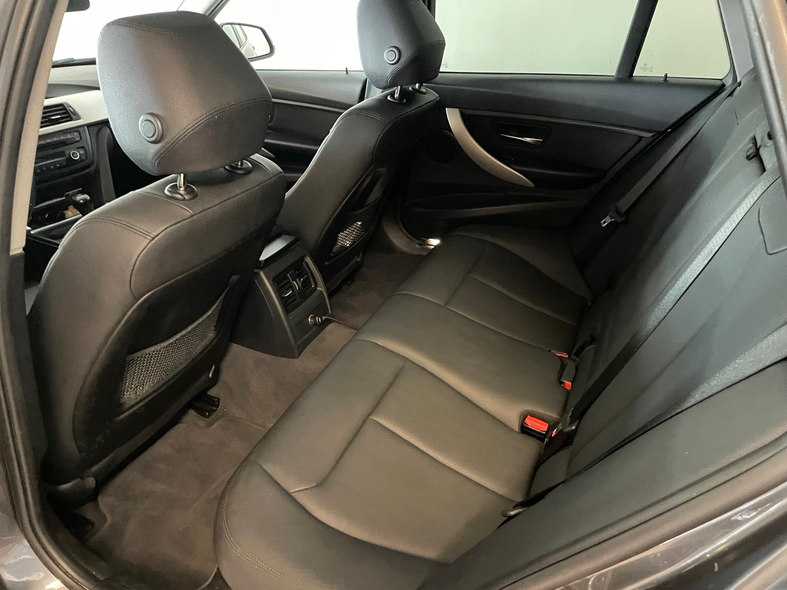 BMW 3-serie Touring 318d xDrive Executive PANORAMADAK AIRCO NAVI CRUISE BLUEOOTH ELEK RAMEN CENT VERG KEURIGE AUTO