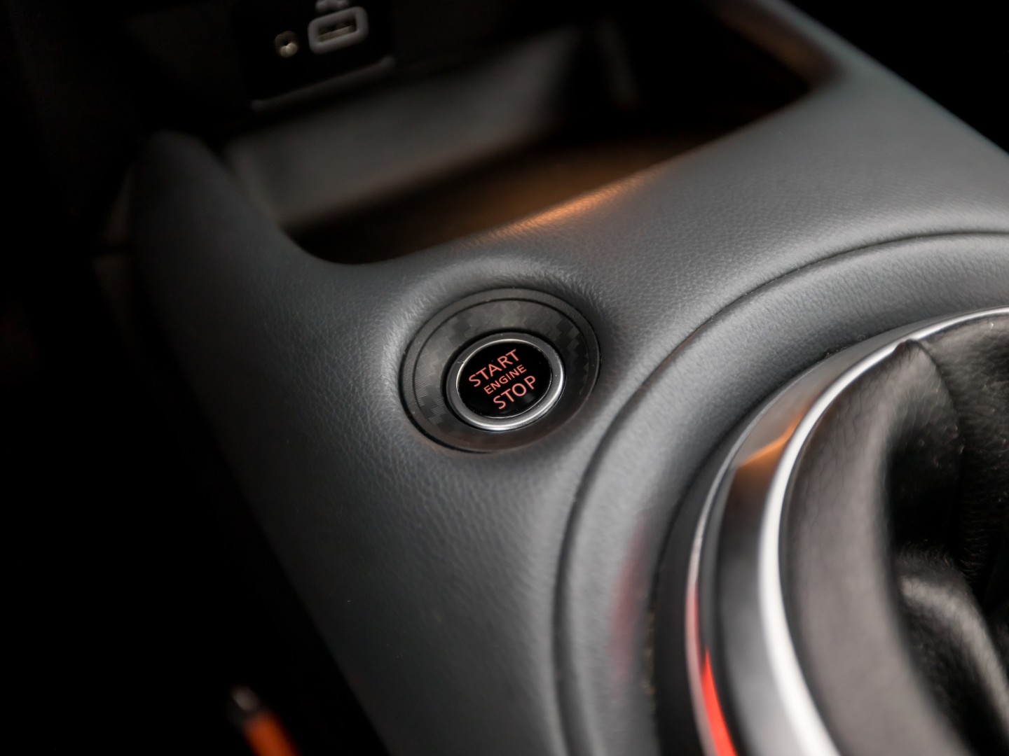 Nissan Juke 1.0 DIG-T N-Connecta Black Sport (APPLE CARPLAY, NAVIGATIE, CLIMATE, CAMERA, SPORTSTOELEN, GETINT GLAS, CRUISE, NIEUWSTAAT)