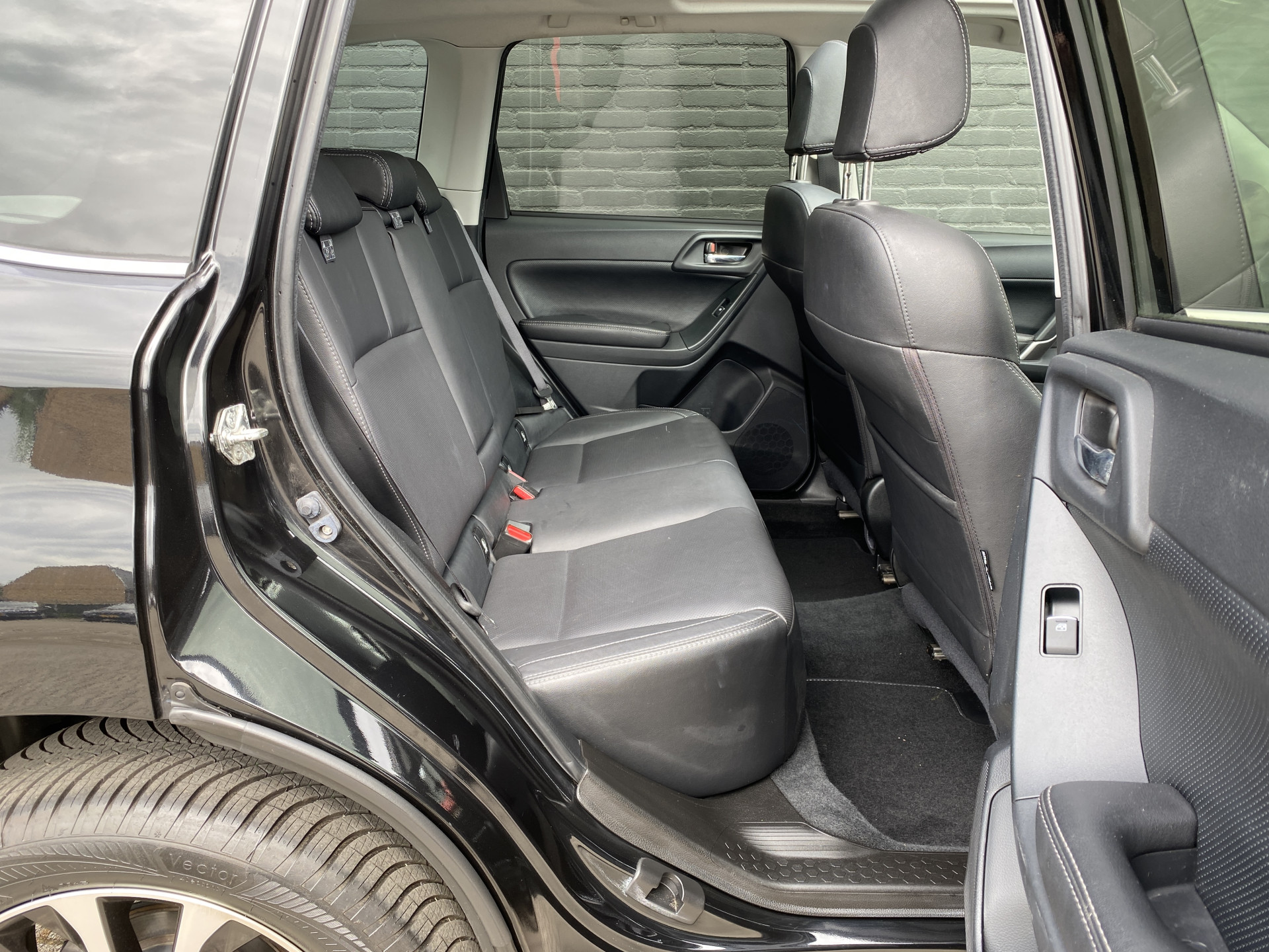 Subaru Forester 2.0 AWD Premium 150 pk AUT. | 1e eigenaar | dealer onderhouden | navigatie | leder interieur | panoramadak | keyless