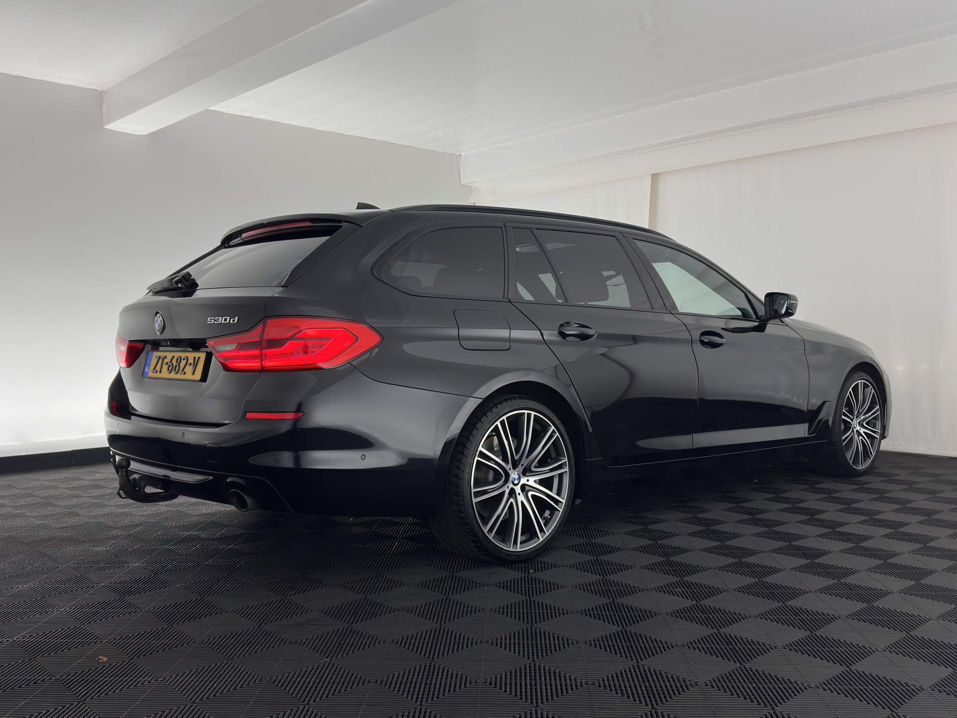 BMW 5-serie Touring 530d Sportline High Executive Aut. *PANO | LEATHER | FULL-LED | MEMORY-PACK | TOP-VIEW | HEATED-COMFORTSEATS | NAVI-FULLMAP | PRIVACY-GLASS | AMBIENT-LIGHT | ECC | CARPLAY | PDC | TOWBAR | SHIFT-PADDLES | 20"ALU*