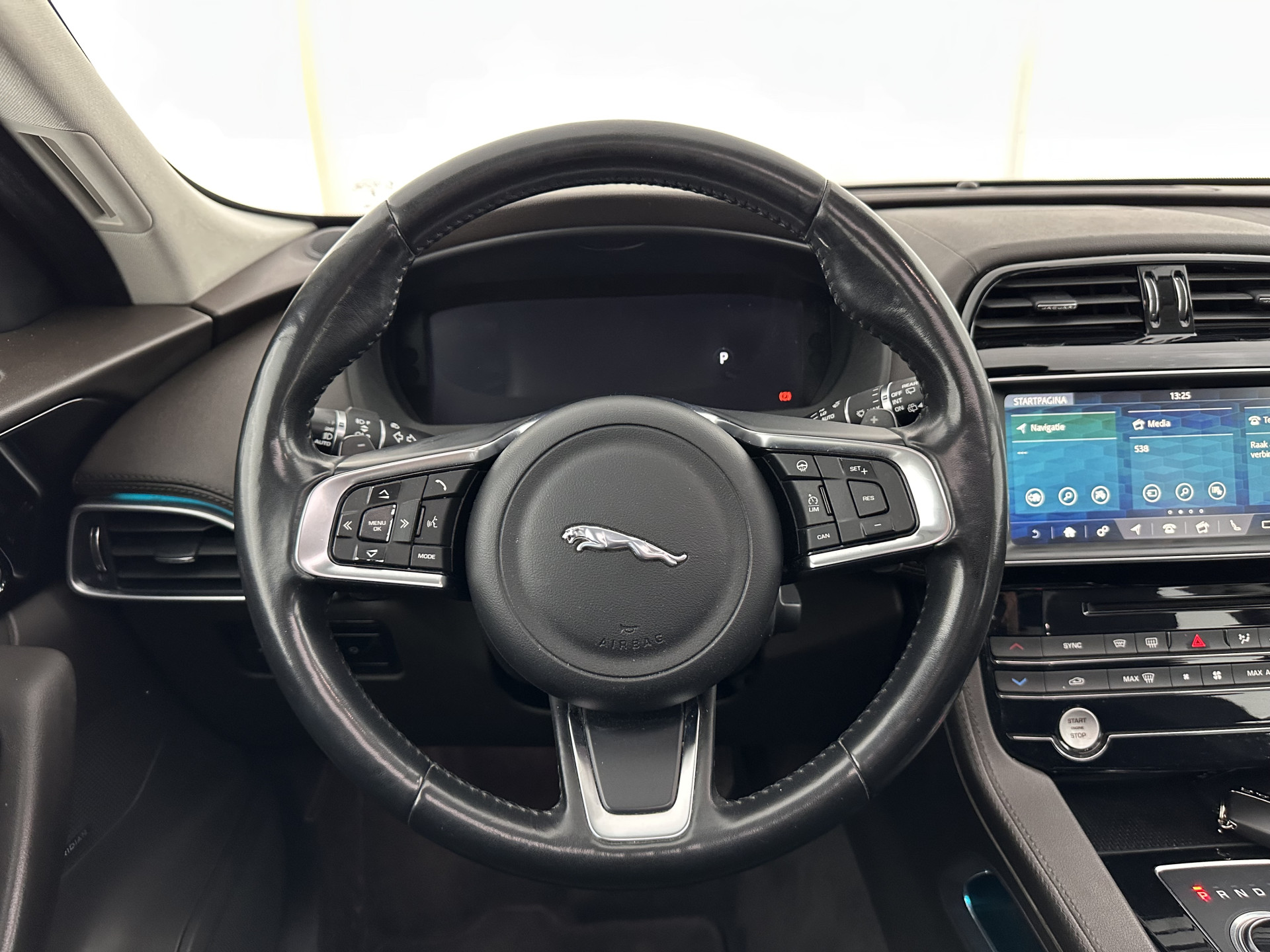 Jaguar F-PACE 3.0d First Edition AWD (INCL-BTW) Aut. *PANO | LEATHER | XENON | MEMORY-PACK | DIGI-COCKPIT | MERIDIAN-SOUND | NAVI-FULLMAP | CAMERA | HEATED-COMFORTSEATS | AMBIENTLIGHT | SHIFTPADDLES | ECC | PDC | CRUISE | TOWBAR