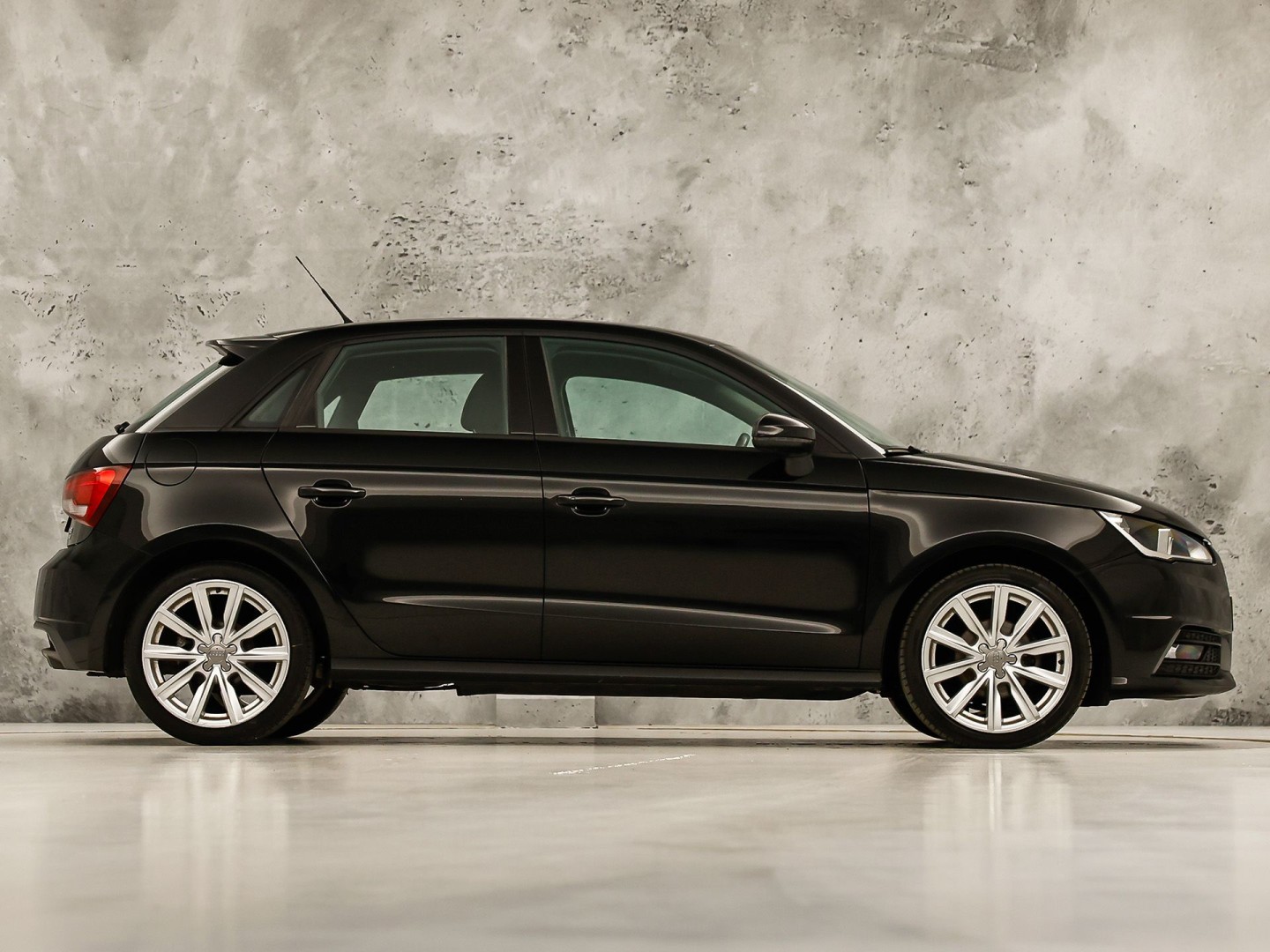 Audi A1 Sportback 1.0 TFSI Sport (NAVIGATIE, 5 DEURS, CLIMATE, STOELVERWARMING, SPORTSTOELEN, PARKEERSENSOREN, LED ACHTERLICHTEN, LM VELGEN, NIEUWE APK, NIEUWSTAAT)