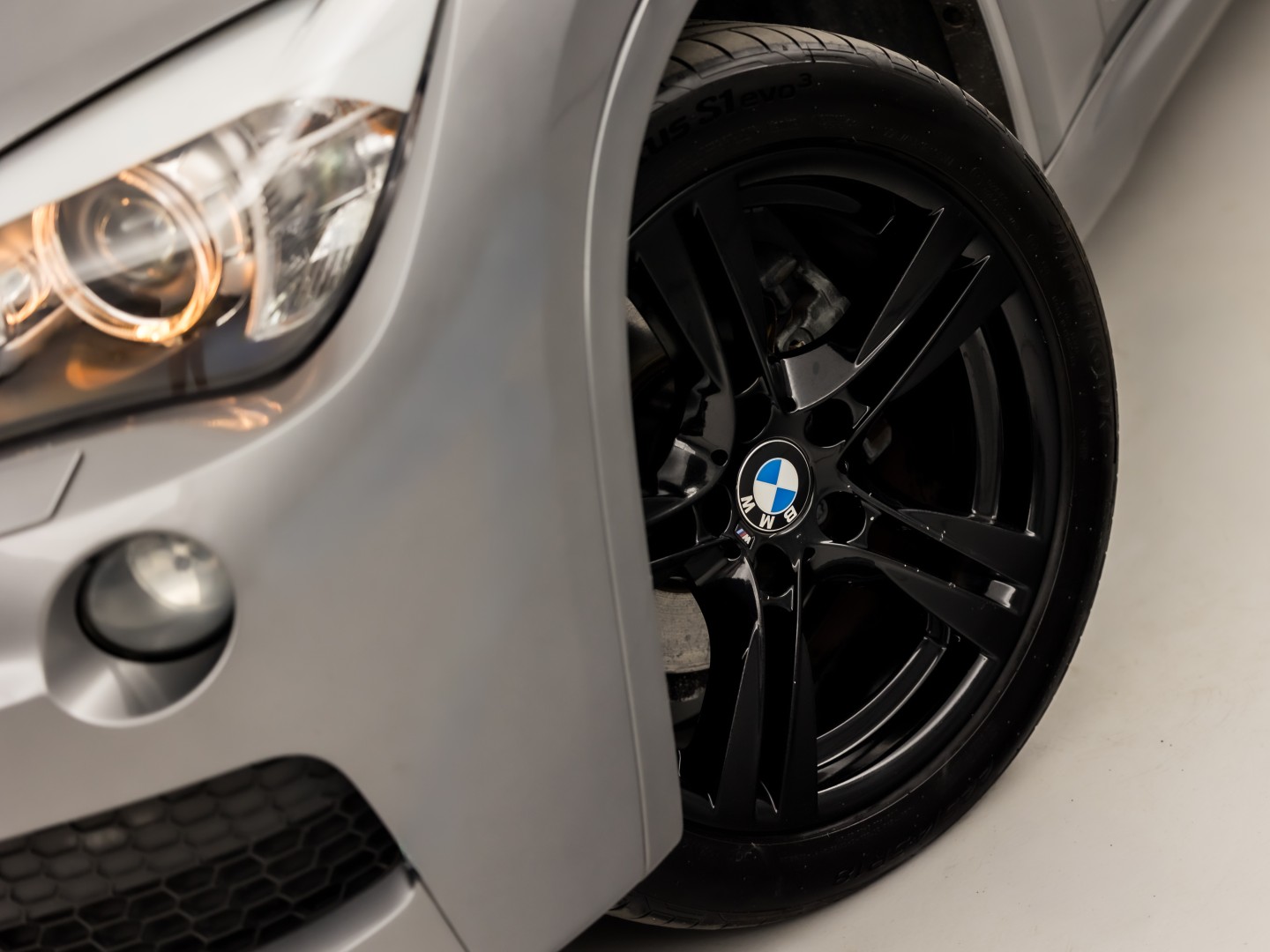 BMW X1 sDrive20i M Sport 184Pk Automaat (GROOT NAVI, CLIMATE, ALCANTARA, TREKHAAK, SPORTSTOELEN, XENON, ZWART HEMEL, PARKEERSENSOREN, NIEUWSTAAT)