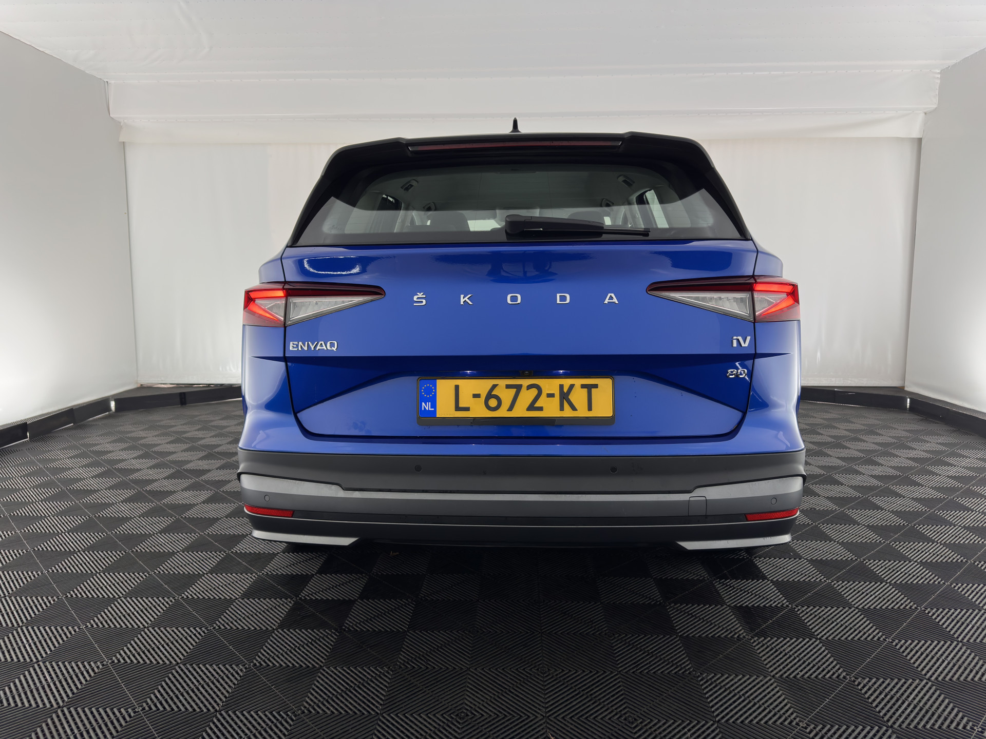 ŠKODA Enyaq iV 80 [ 3-Fase ] {SOH-88% } (INCL-BTW) *LEATHER-FABRIC | FULL-LED | DIGI-COCKPIT | CAMERA | KEYLESS | NAVI-FULLMAP | AMBIENT-LIGHT | ECC | HEATED-COMFORTSEATS | DAB+ | PDC | CRUISE | CARPLAY | TOWBAR | 19"ALU*