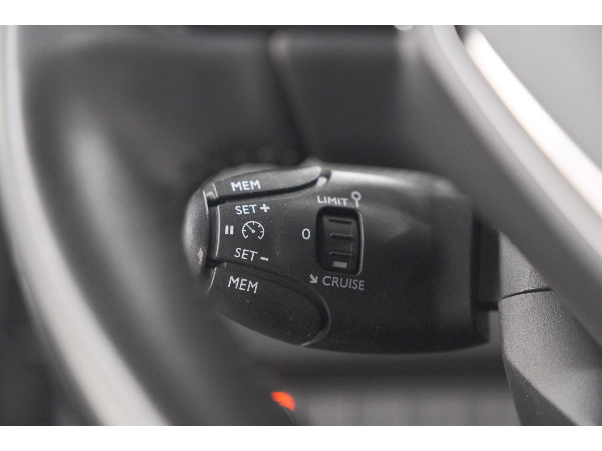 Peugeot 208 PureTech 75 Active Pack | Navigatie | Parkeersensoren | Apple Carplay | Allseason Banden