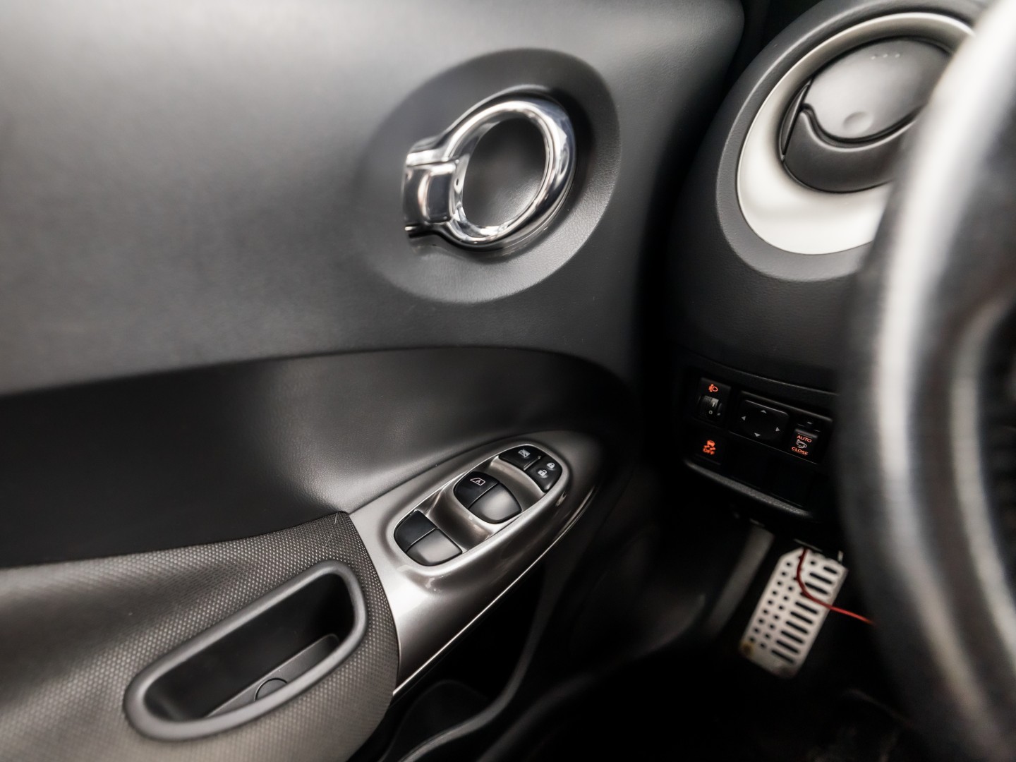 Nissan Juke 1.6 DIG-T Tekna (NAVIGATIE, CLIMATE, CAMERA, GETINT GLAS, KEYLESS, SPORTSTOELEN, LM VELGEN, CRUISE, NIEUWSTAAT)