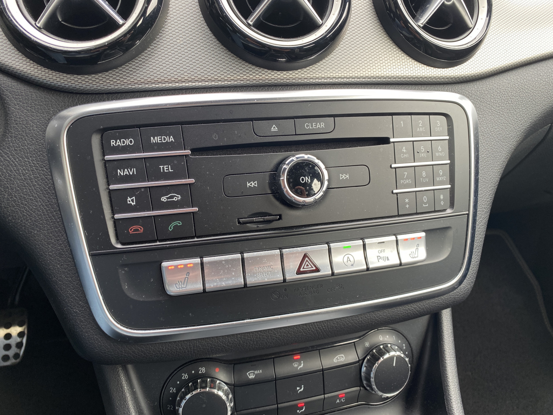 Mercedes-Benz A-klasse 180 Business Solution AMG Edition AUT. | leder/alcantara | 18 inch AMG velgen | navigatie | sportstoelen | sfeerverl.