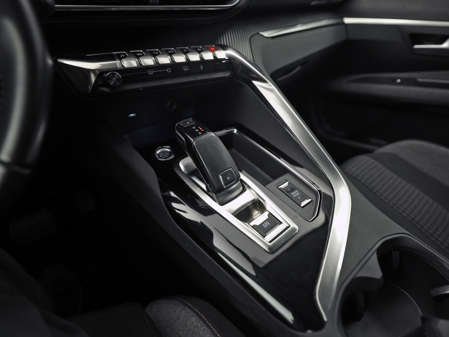 Peugeot 3008 1.2 PureTech Premium Automaat (APPLE CARPLAY, NAP, GROOT NAVI, 360 CAMERA, TREKHAAK, SPORTSTOELEN, LANE ASSIST, CRUISE, NIEUWSTAAT)