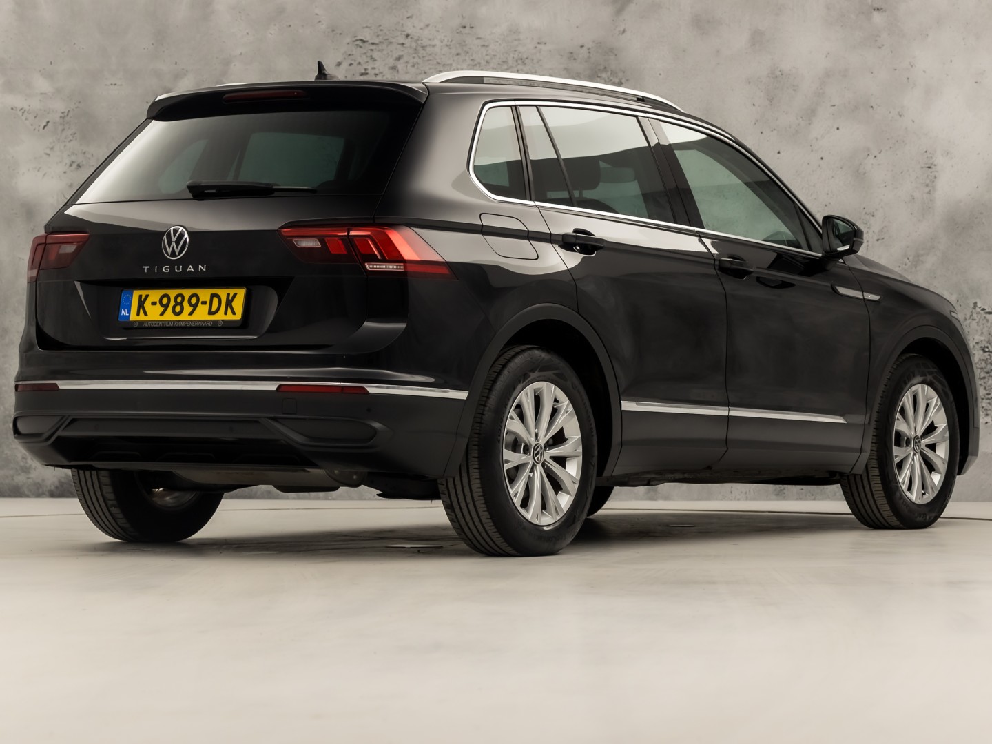 Volkswagen Tiguan 1.5 TSI Life Sport 150Pk Automaat (VIRTUAL COCKPIT, APPLE CARPLAY, CLIMATE, KEYLESS, STOELVERWARMING, SPORTSTOELEN, GETINT GLAS, ELEK ACHTERKLEP, ALCANTARA, NIEUWE APK, NIEUWSTAAT)