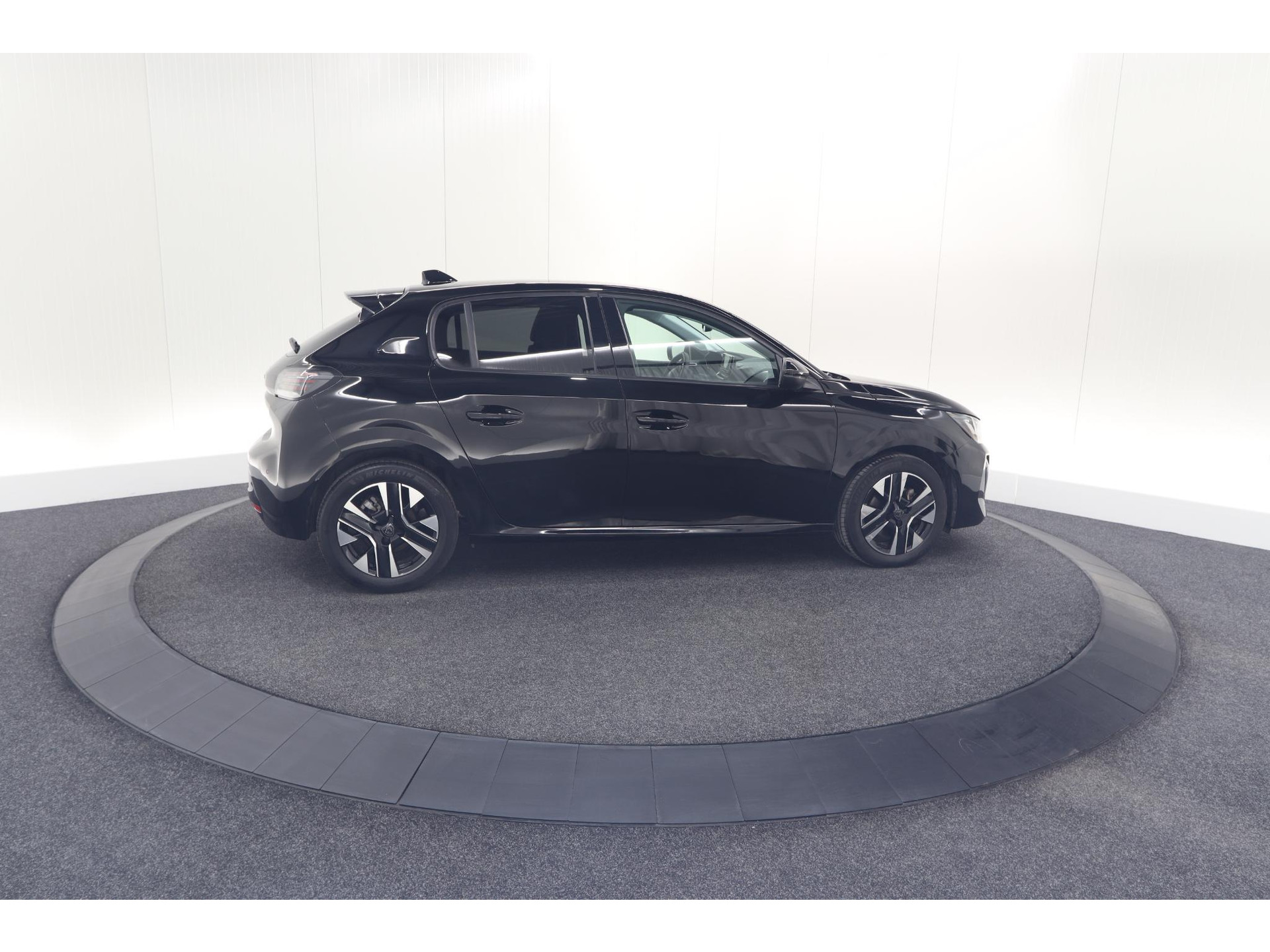 Peugeot 208 PureTech 100 Allure | Parkeersensoren | Navigatie | Apple Carplay