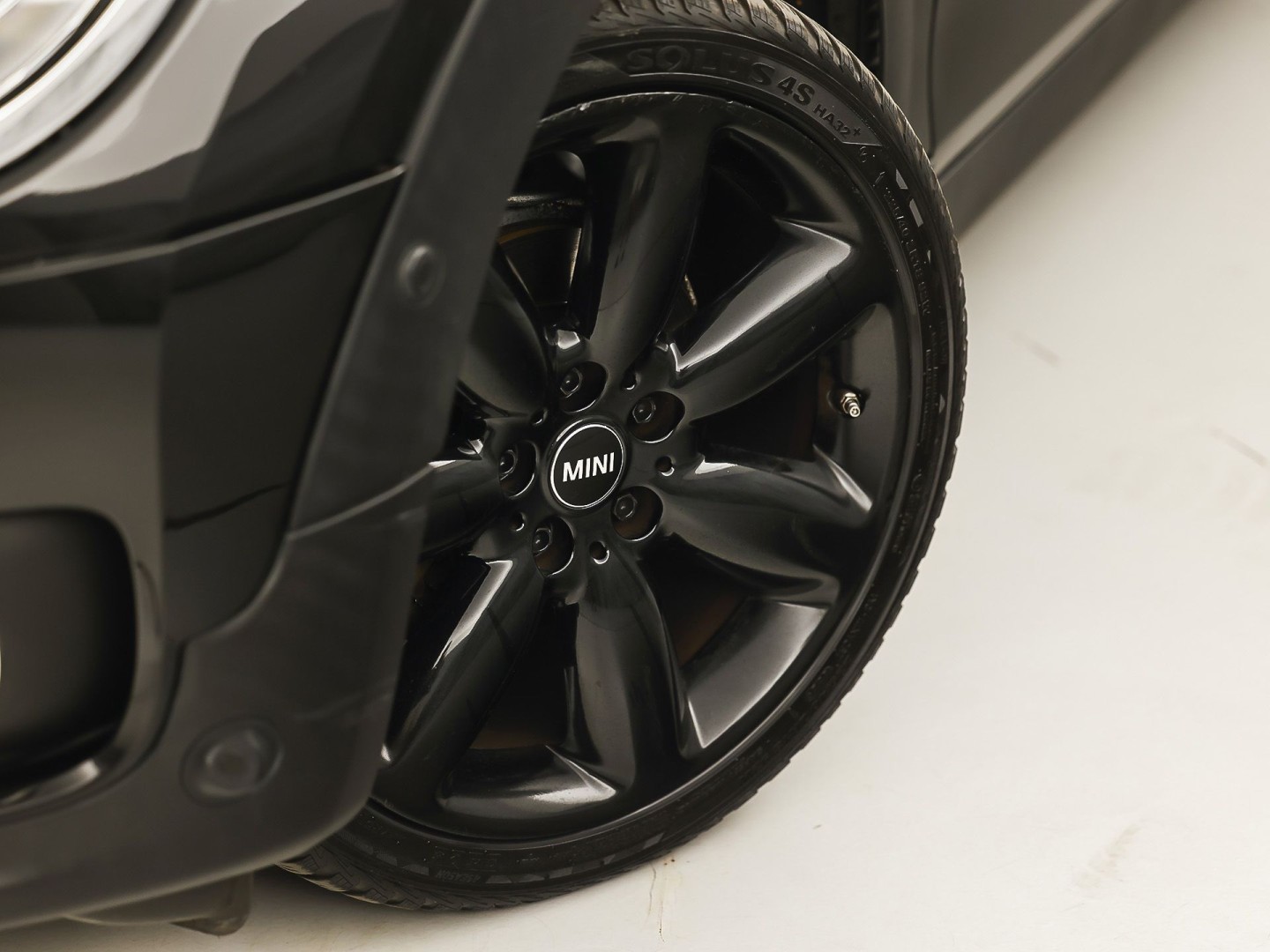 MINI Clubman 1.5 Chili Black Sport Automaat (PANORAMADAK, NAVIGATIE, LEDEREN SPORTSTOELEN, STOELVERWARMING, CRUISE, CLIMATE, ZWART HEMEL, NIEUWE APK)