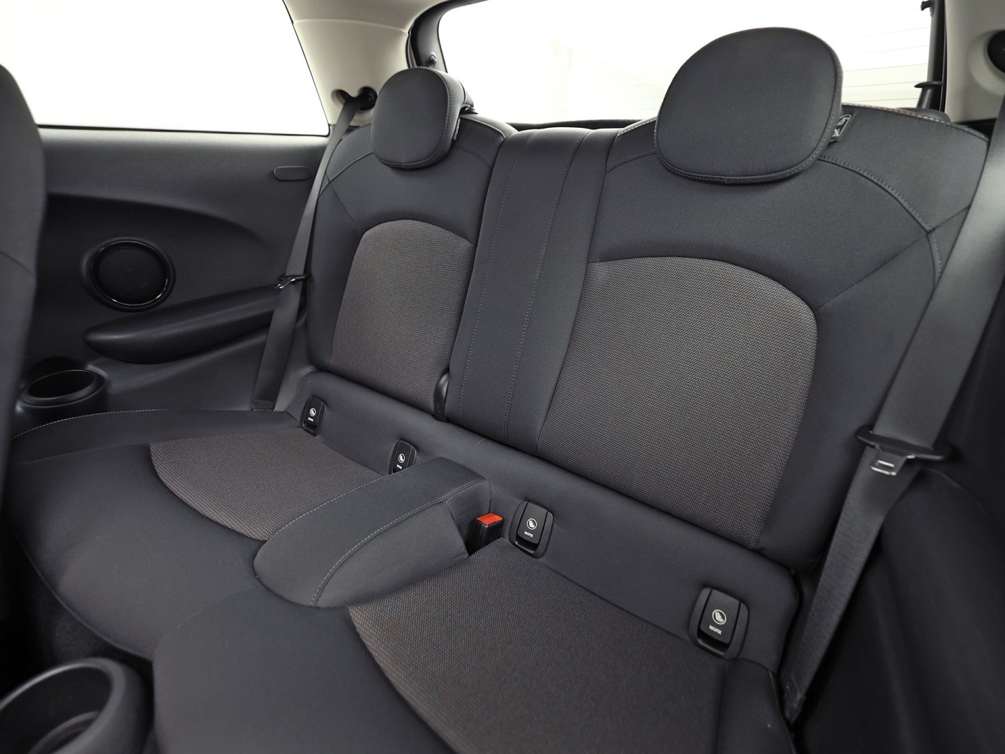 MINI 3-deurs 1.5 Cooper Sport 136Pk (NAVIGATIE, GETINT GLAS, AIRCO, BLUETOOTH, LM VELGEN, SPORTSTOELEN, CRUISE, NIEUWE APK, NIEUWSTAAT)