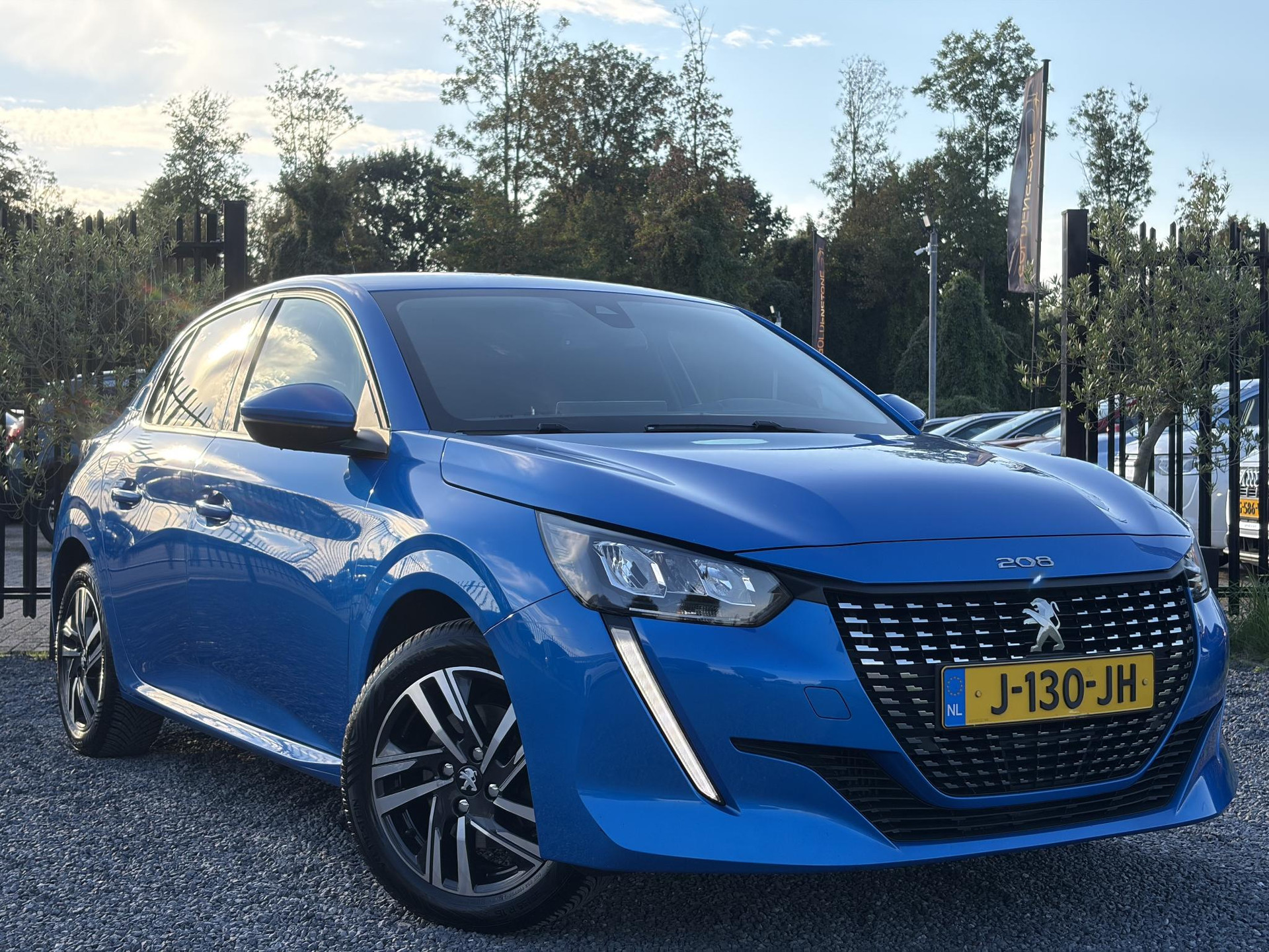 Peugeot 208 1.2 PureTech Allure ✓D-riem vv in 10-2025✓1e Eigenaar✓360° Camera✓Carplay✓Navi✓101pk✓LED✓Clima✓Cruise✓6 Bak✓Pdc✓Lm velgen✓Halfleder✓Recent beurt gehad✓N.A.P✓Apk tot 08-2028