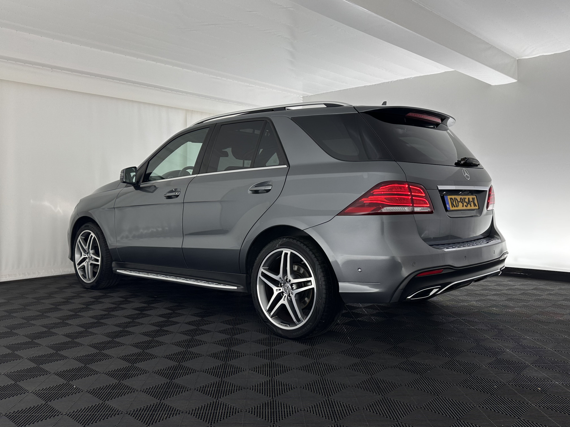 Mercedes-Benz GLE-klasse 350 d 4MATIC AMG Sport Edition (INCL-BTW) *PANO | DISTRONIC-PLUS | LEATHER | FULL-LED | BLINDSPOT | HARMAN/KARDON | TOPVIEW | MEMORY-PACK | AIRSUSPENSION | HEATED-COMFORTSEATS | NAVI-FULLMAP | PRIVACYGLASS | 21"ALU*