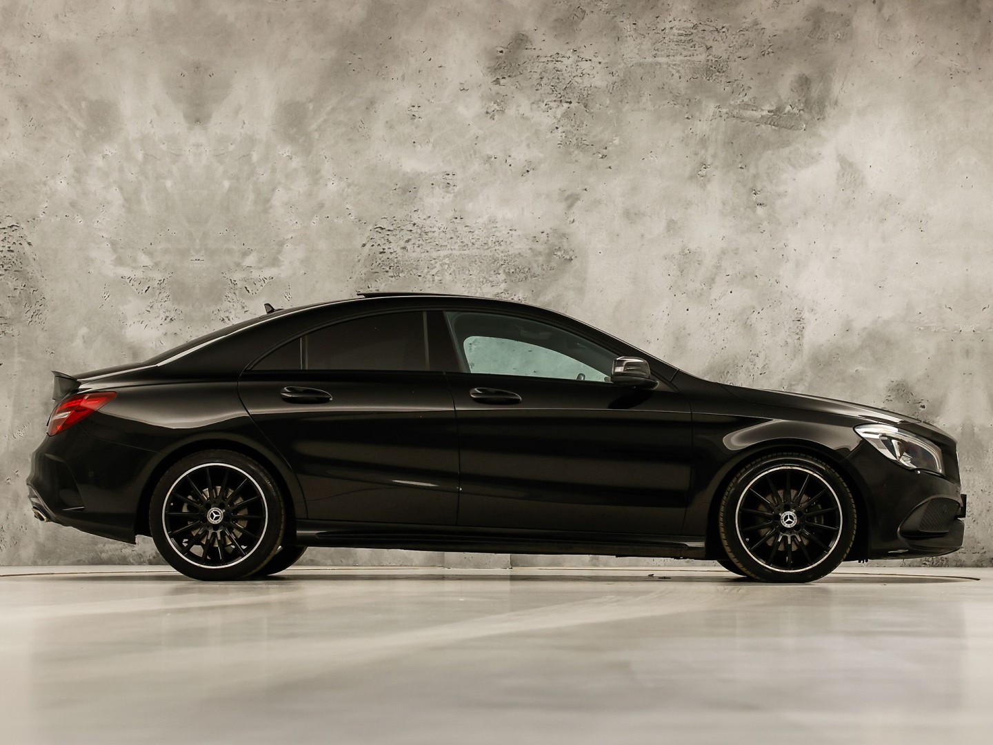 Mercedes-Benz CLA-Klasse 180 AMG Sport Automaat (PANORAMADAK, GROOT NAVI, BRUIN LEDER, CAMERA, STOELVERWARMING, SPORTSTOELEN, GETINT GLAS, DIAMOND GRILL, NIEUWE APK, NIEUWSTAAT)