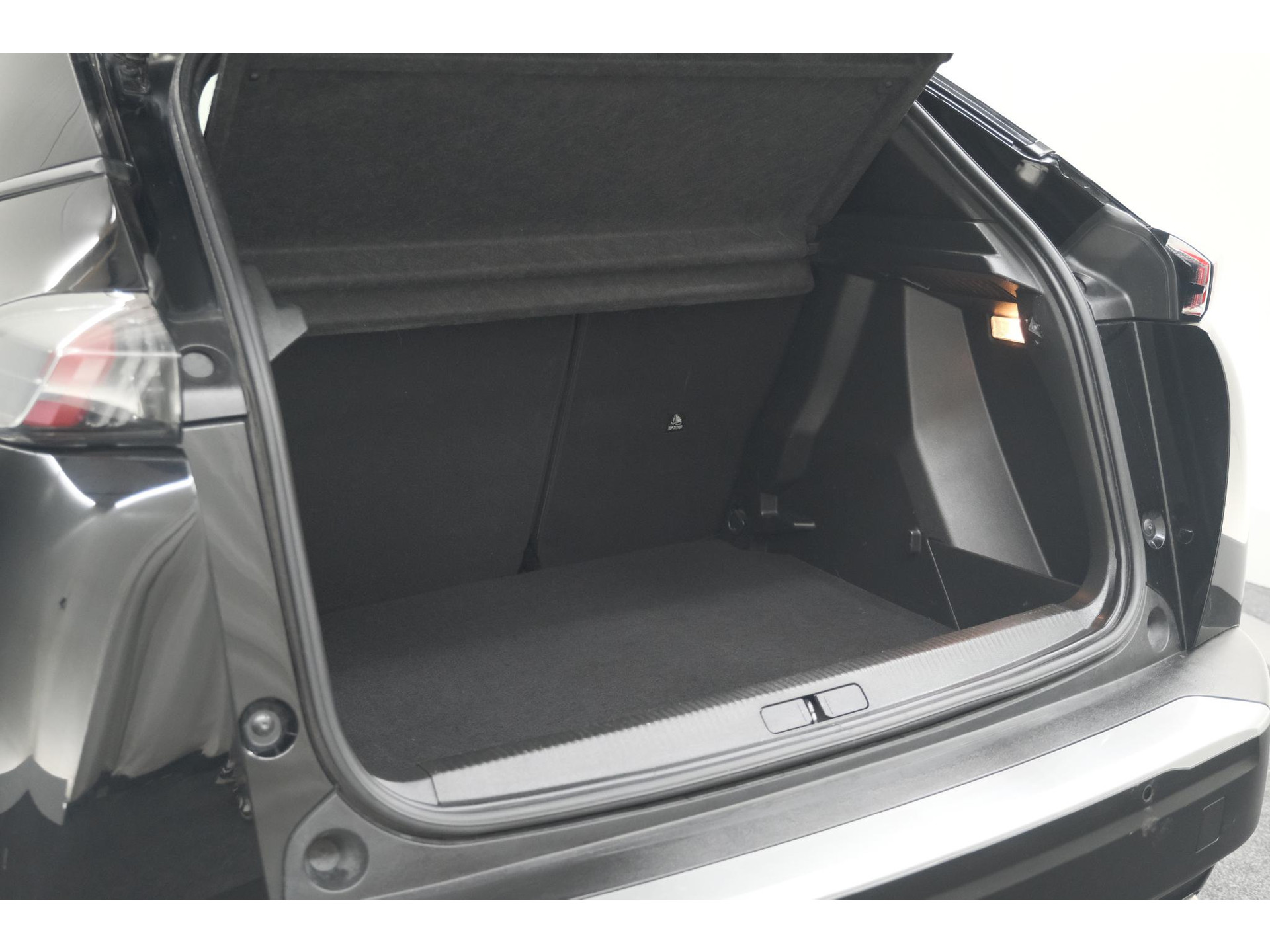Peugeot 2008 PureTech 130 EAT8 Active Pack | Parkeersensoren | Apple CarPlay | Climate Control | Stoelverwarming