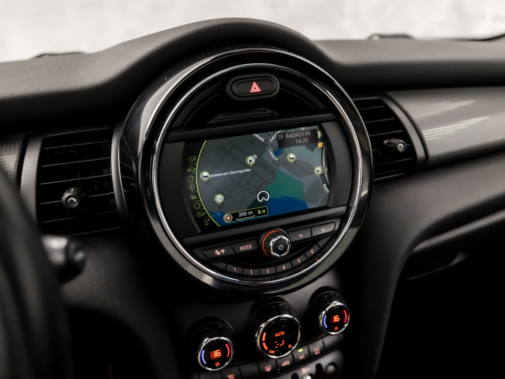 MINI Mini 1.5 Cooper Sport Automaat (PANORAMADAK, JCW PACK, NAVIGATIE, CLIMATE, ZWART HEMEL, SPORTSTOELEN, PARKEERSENSOREN, CRUISE, NIEUWE APK, NIEUWSTAAT)